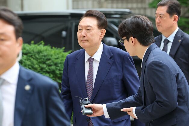 [뉴스1 PICK]윤석열 전 대통령, 특검 임명 후 첫 재판 출석 '묵묵부답'
