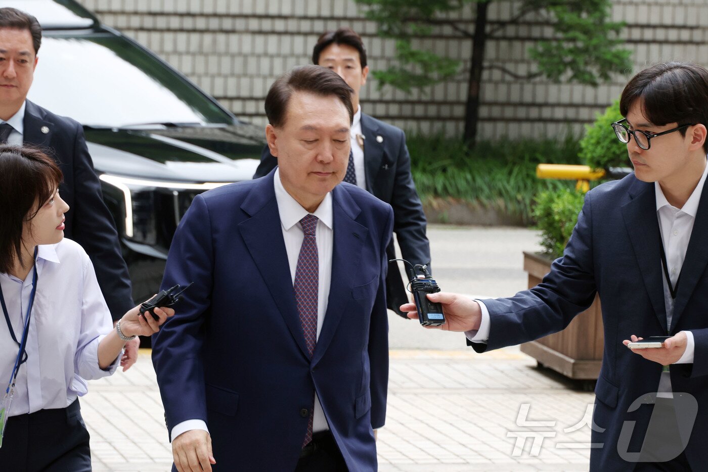 본문 이미지 - 윤석열 전 대통령이 16일 오전 서울 서초구 중앙지방법원에서 열린 내란 우두머리 혐의, 집권남용 권리행사방해 혐의 사건 7차 공판을 받기 위해 법원으로 들어오고 있다. 2025.6.16/뉴스1 ⓒ News1 사진공동취재단
