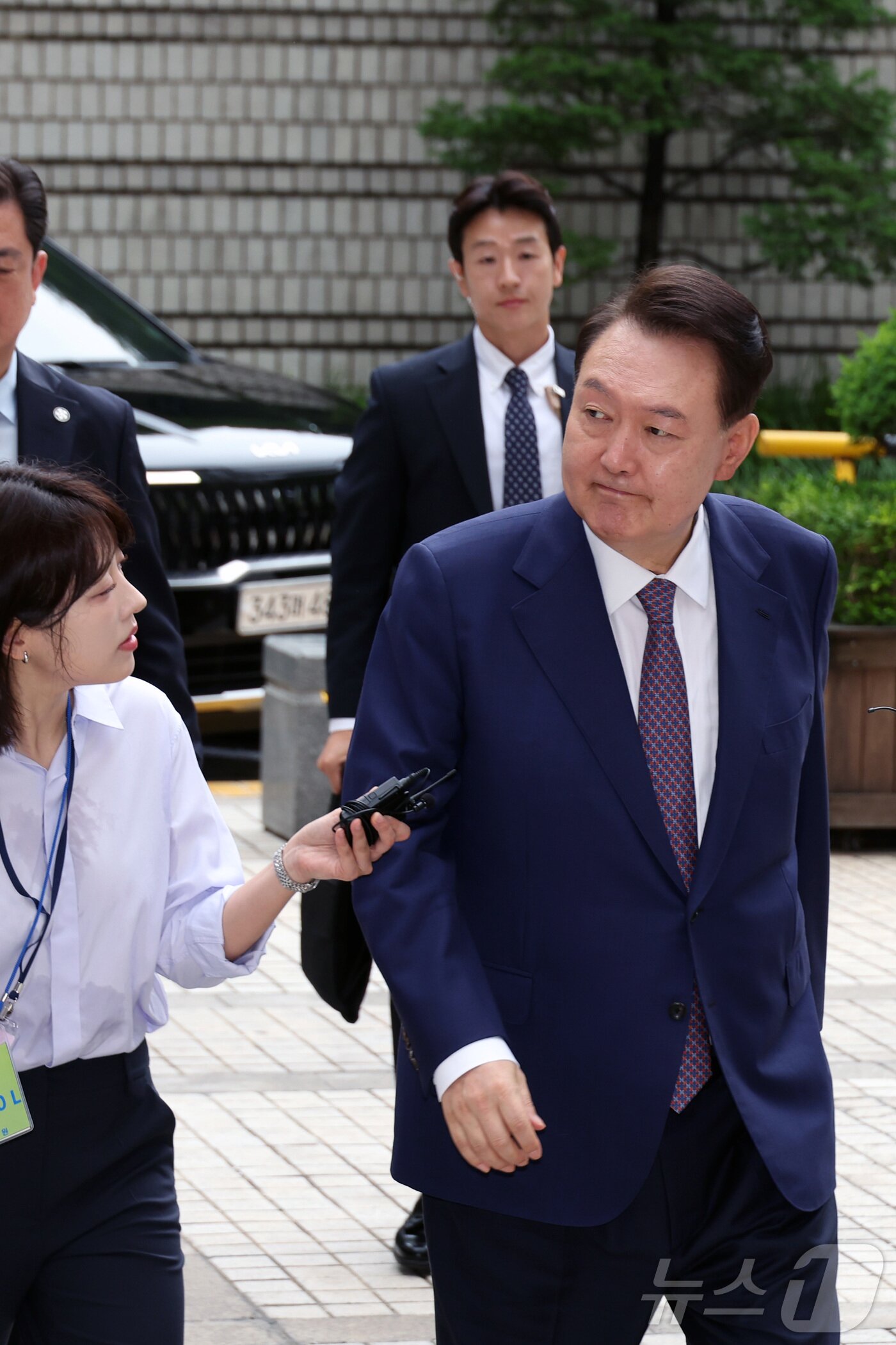본문 이미지 - 윤석열 전 대통령이 16일 오전 서울 서초구 서울중앙지방법원에서 열린 내란 우두머리 혐의·직권남용 권리행사 방해 혐의 사건 7차 공판에 출석하고 있다. 2025.6.16/뉴스1 ⓒ News1 사진공동취재단
