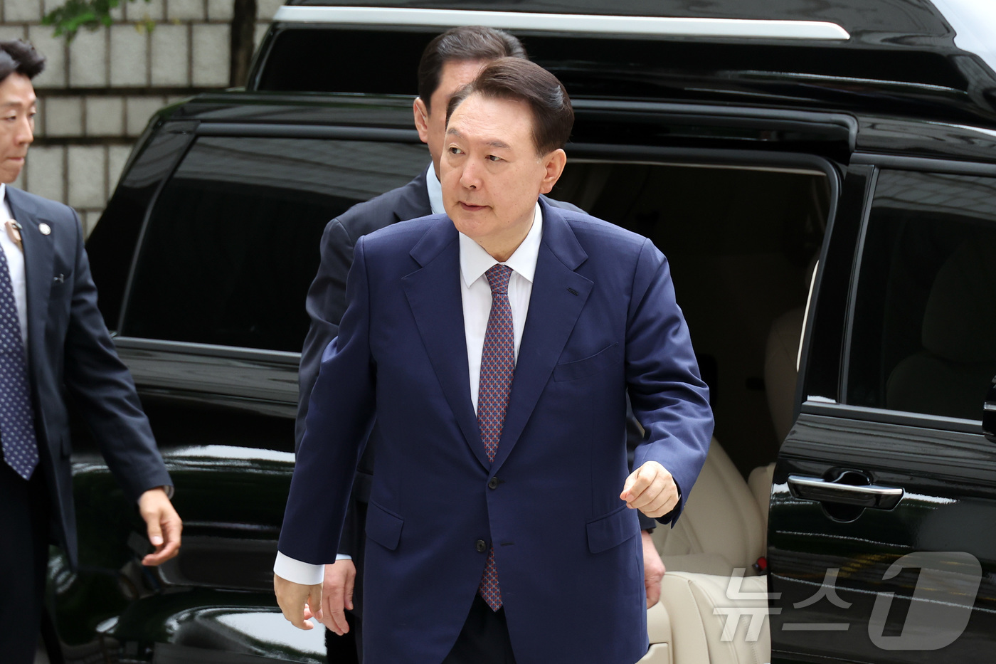 (서울=뉴스1) 사진공동취재단 = 윤석열 전 대통령이 16일 오전 서울 서초구 서울중앙지방법원에서 열린 내란 우두머리 혐의·직권남용 권리행사 방해 혐의 사건 7차 공판에 출석하고 …