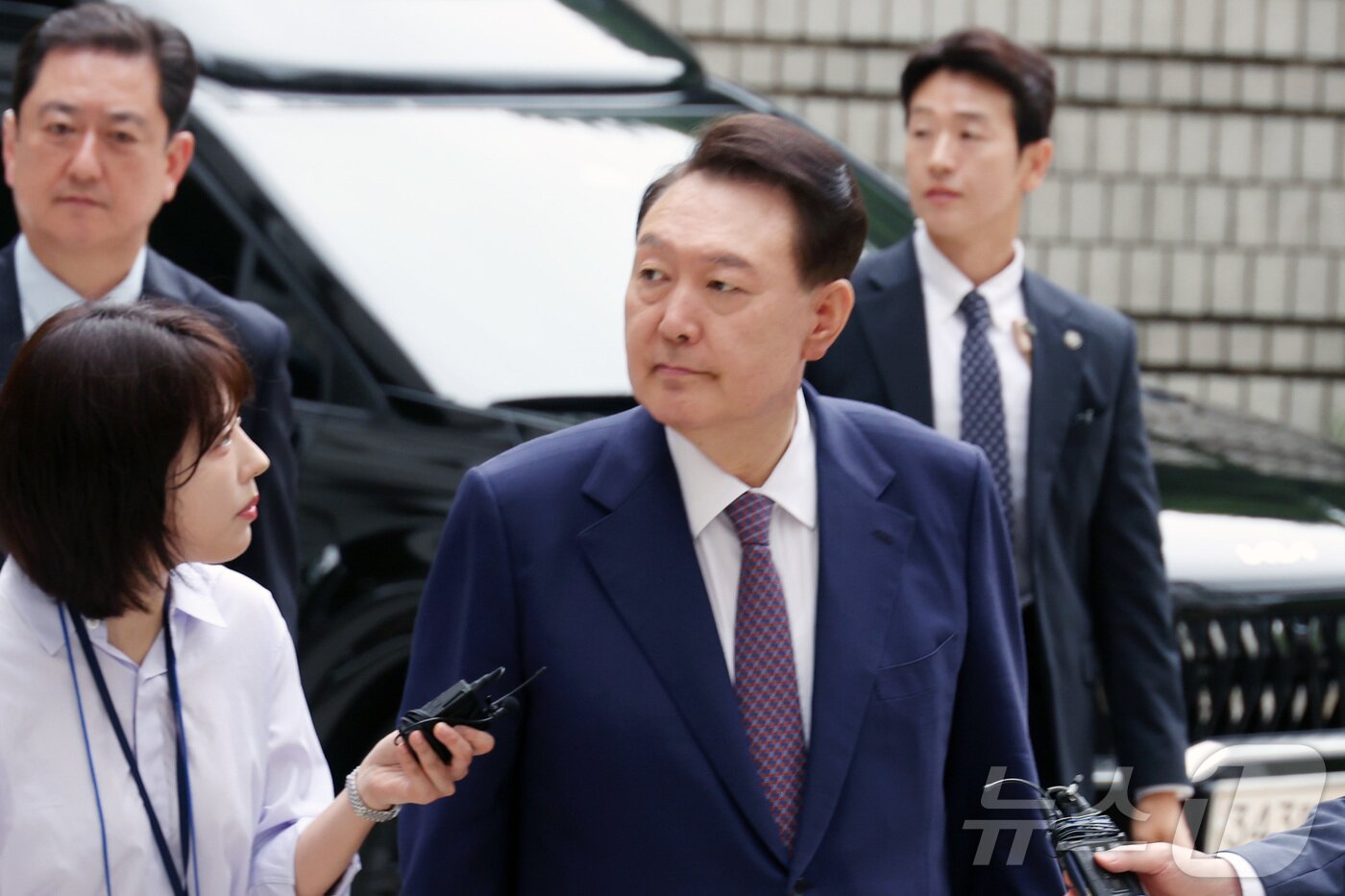 본문 이미지 - 윤석열 전 대통령이 16일 오전 서울 서초구 서울중앙지방법원에서 열린 내란 우두머리 혐의·직권남용 권리행사 방해 혐의 사건 7차 공판에 출석하고 있다. 2025.6.16/뉴스1 ⓒ News1 사진공동취재단