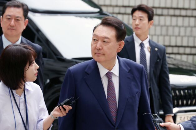 윤석열 "지지자 보게 앞 가로막지 말라" …특검 질문에는 '침묵'(종합)