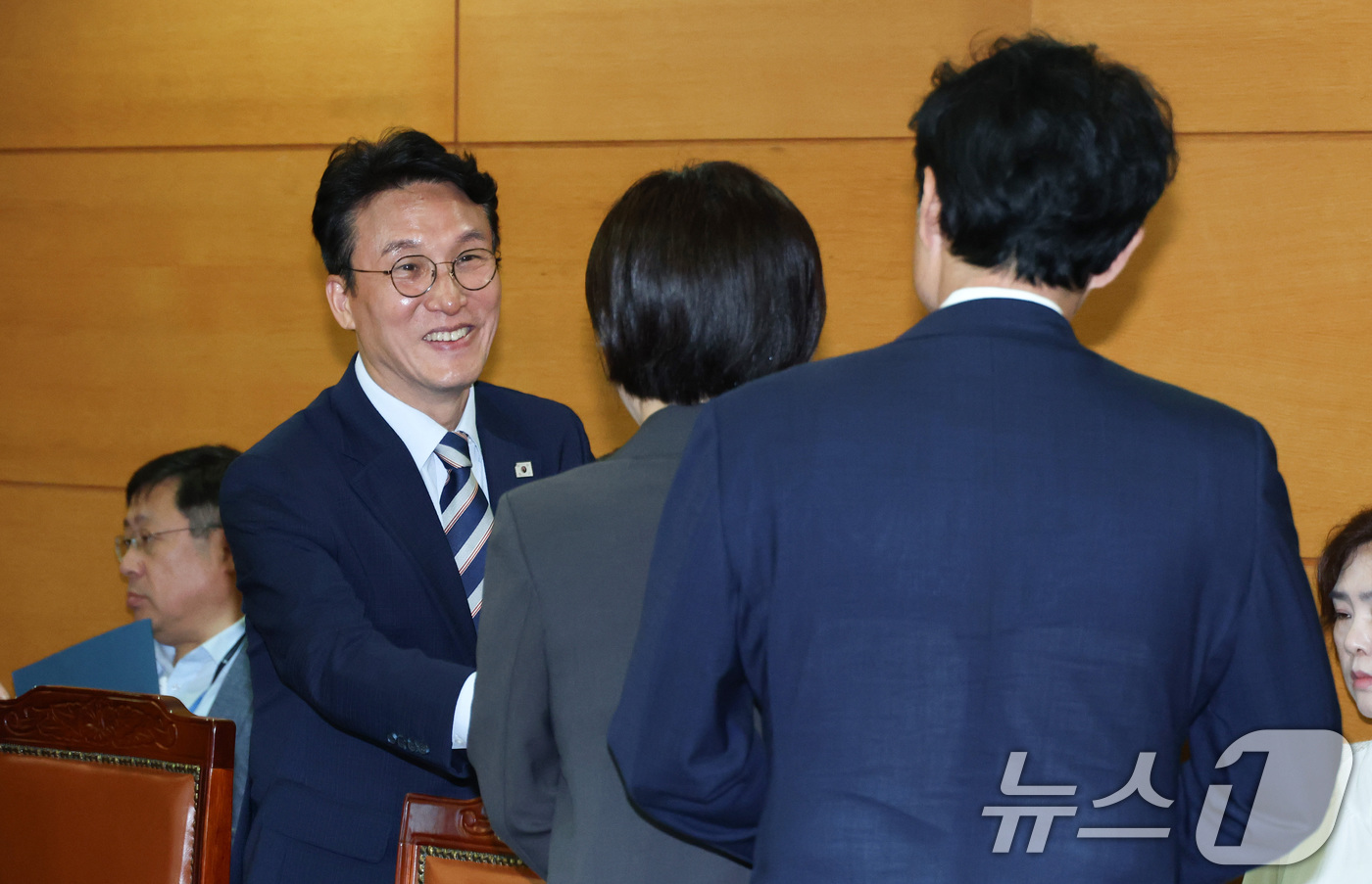 (서울=뉴스1) 임세영 기자 = 김민석 국무총리 후보자가 16일 오전 서울 종로구 금융감독연수원에 마련된 청문회 준비단 사무실에서 열린 경제·민생분야 부처 업무보고에 참석하며 참석 …