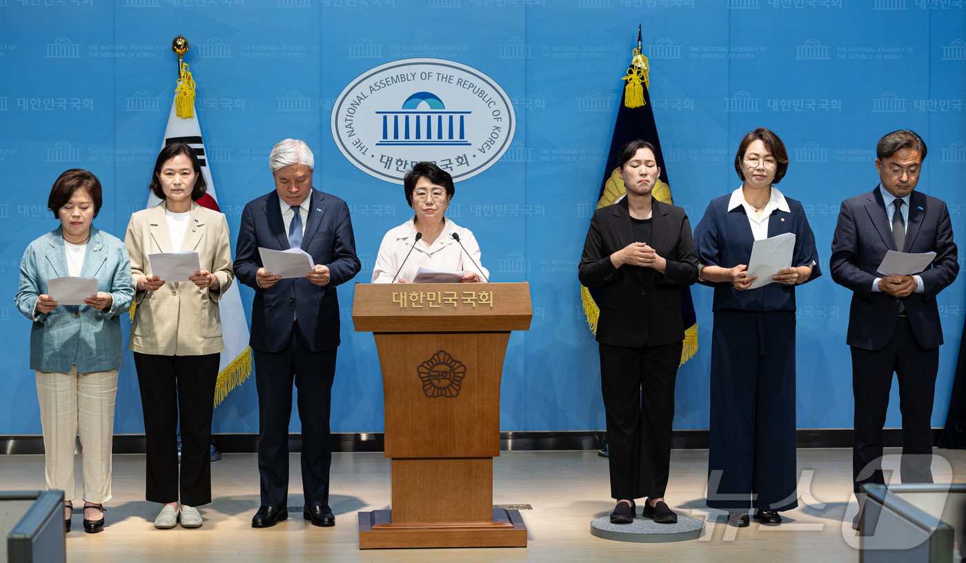 (서울=뉴스1) 이재명 기자 = 김선민 조국혁신당 대표 권한대행과 당 지도부가 16일 오전 서울 여의도 국회 소통관에서 심우정 검찰총장 관련 기자회견을 하고 있다. 2025.6.1 …