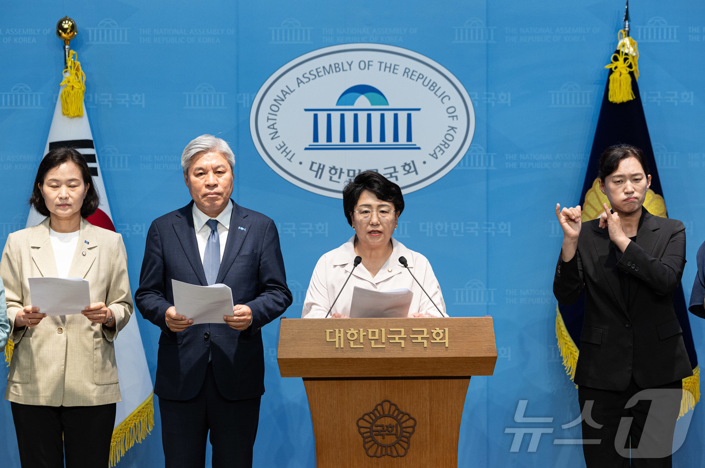 (서울=뉴스1) 이재명 기자 = 김선민 조국혁신당 대표 권한대행과 당 지도부가 16일 오전 서울 여의도 국회 소통관에서 심우정 검찰총장 관련 기자회견을 하고 있다. 2025.6.1 …