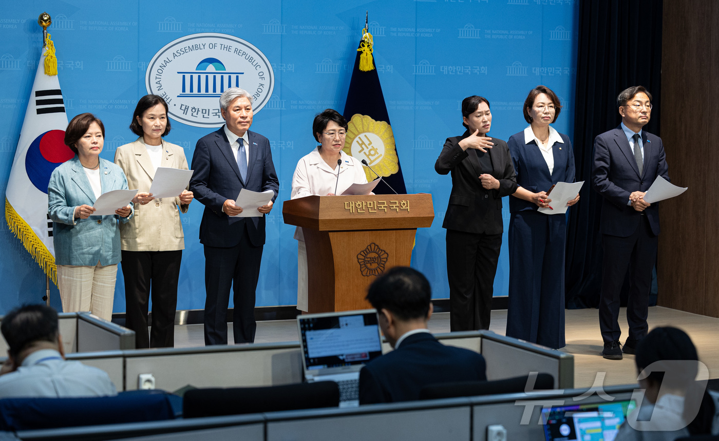 (서울=뉴스1) 이재명 기자 = 김선민 조국혁신당 대표 권한대행과 당 지도부가 16일 오전 서울 여의도 국회 소통관에서 심우정 검찰총장 관련 기자회견을 하고 있다. 2025.6.1 …