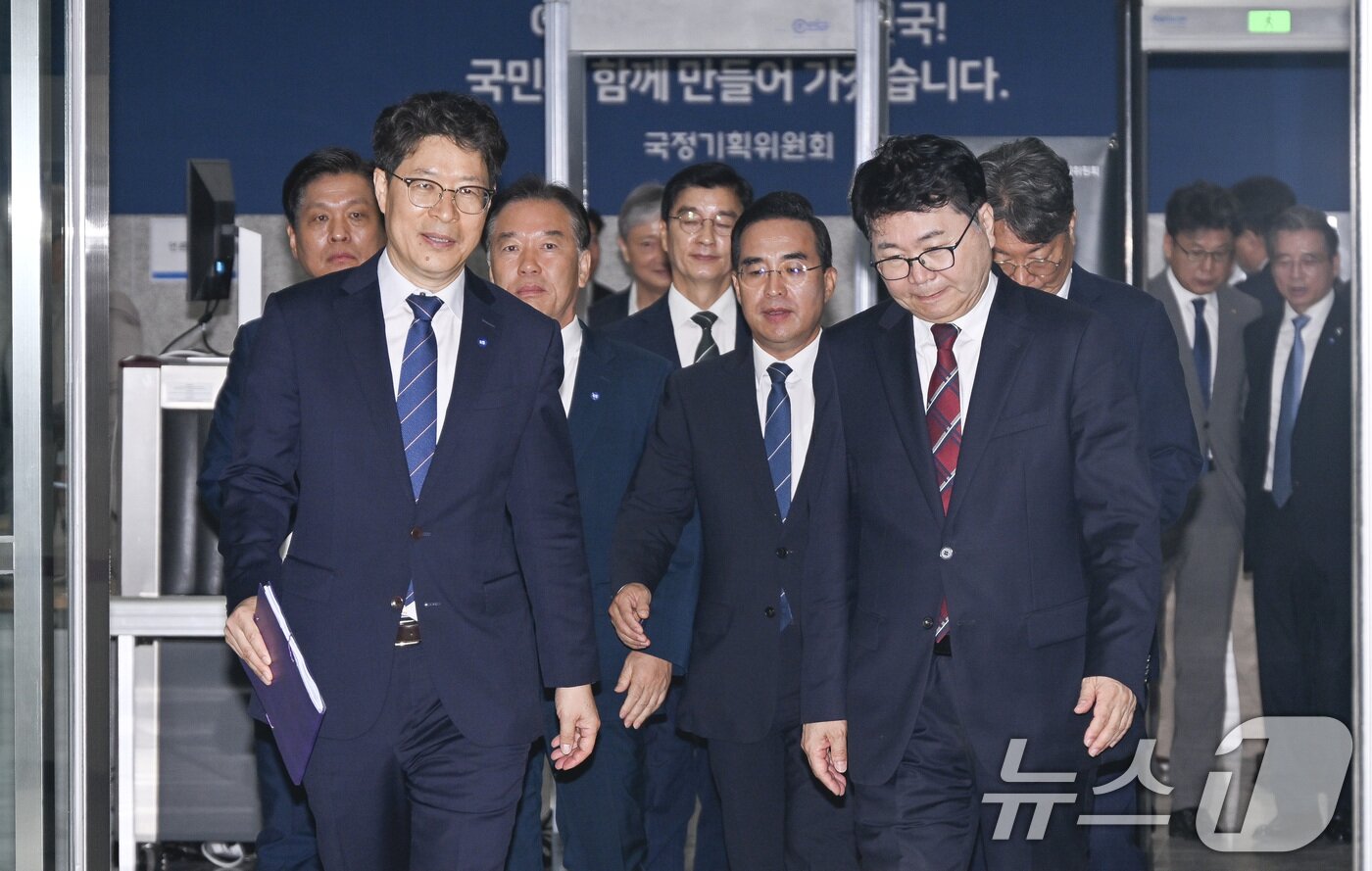 본문 이미지 - 이한주&#40;앞줄 오른쪽&#41; 국정기획위원장 등 참석자들이 16일 서울 종로구 정부서울청사 창성동 별관에서 열린 국정기획위원회 현판식에 참석하고 있다. &#40;공동취재&#41; 2025.6.16/뉴스1 ⓒ News1 신웅수 기자