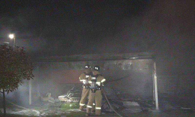 본문 이미지 - 10일 오전 3시 10분쯤 전남 해남군 북일면의 한 주택에서 방화로 추정되는 불이 나 소방당국이 불을 끄고 있다. (전남 해남소방 제공. 재판매 및 DB 금지)