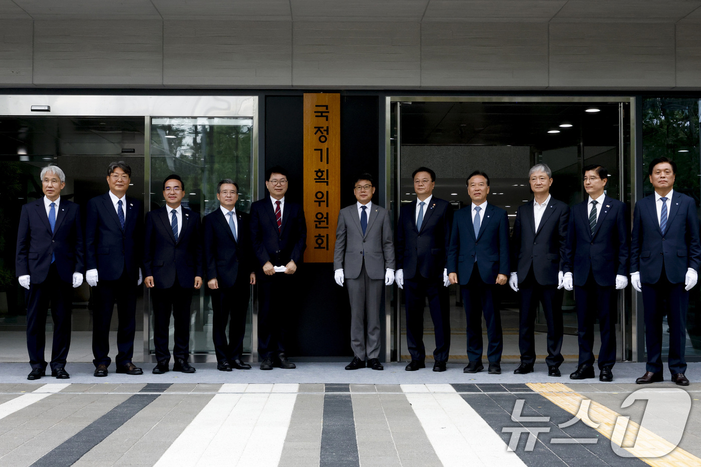 (서울=뉴스1) 신웅수 기자 = 이한주(왼쪽 다섯 번째) 국정기획위원장과 국정기획위원회 진성준, 김용범, 방기선 부위원장 등 참석자들이 16일 서울 종로구 정부서울청사 창성동 별관 …