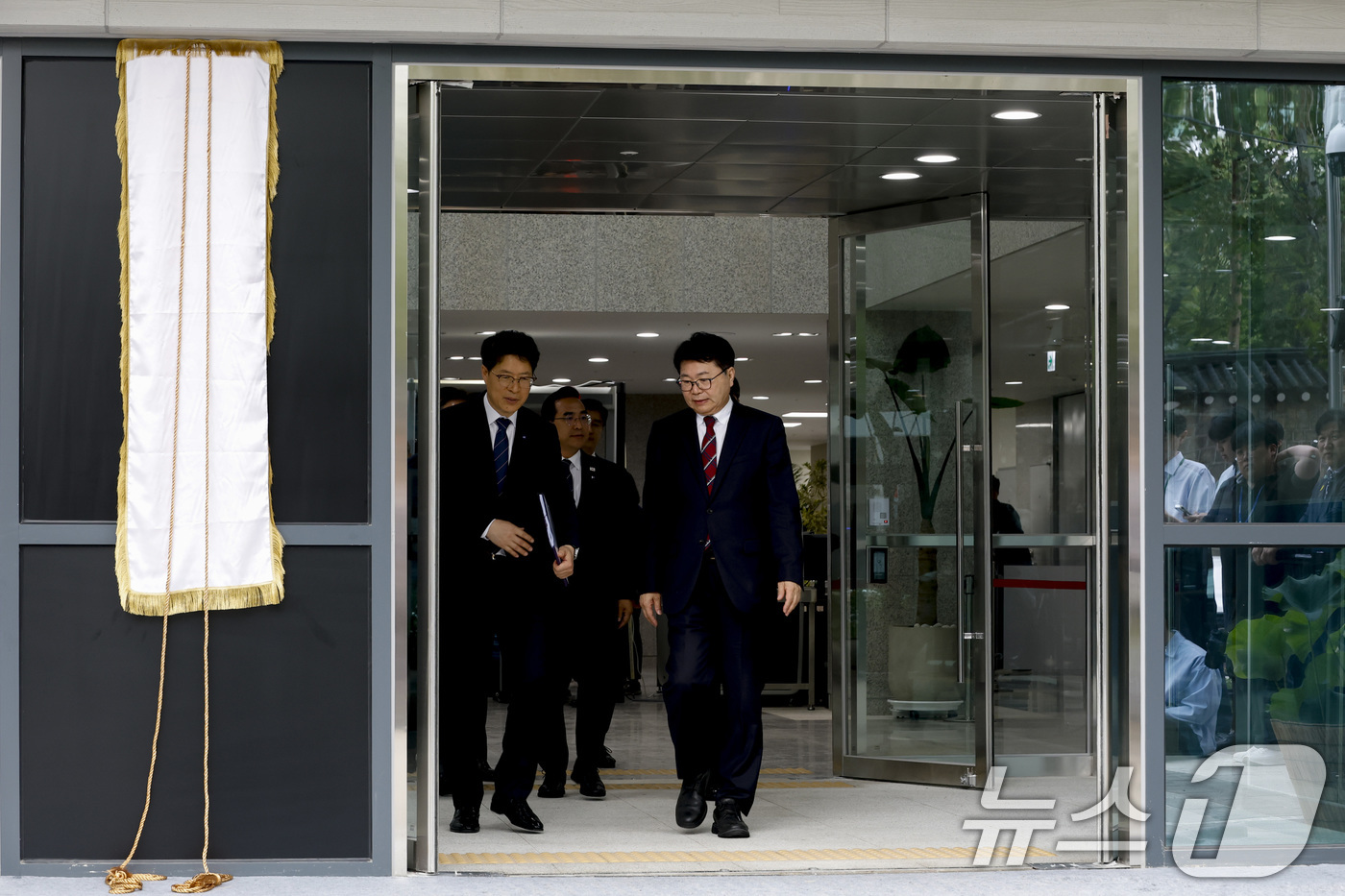 (서울=뉴스1) 신웅수 기자 = 이한주 국정기획위원장이 16일 서울 종로구 정부서울청사 창성동 별관에서 열린 국정기획위원회 현판식에 참석하고 있다. (공동취재) 2025.6.16/ …