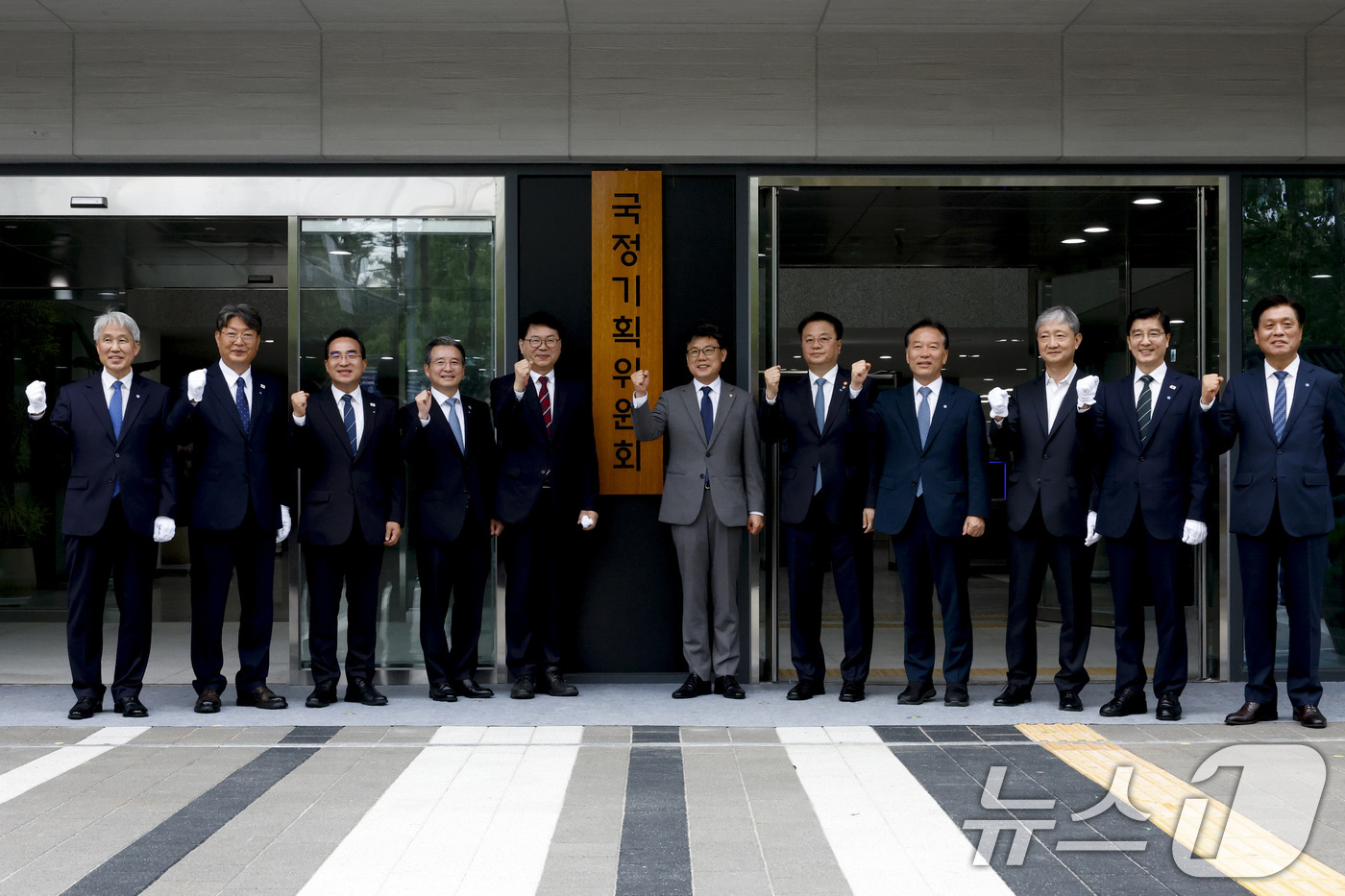 (서울=뉴스1) 신웅수 기자 = 이한주(왼쪽 다섯 번째) 국정기획위원장과 국정기획위원회 진성준, 김용범, 방기선 부위원장 등 참석자들이 16일 서울 종로구 정부서울청사 창성동 별관 …