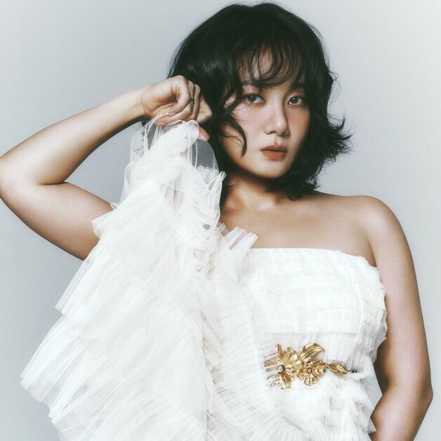 박나래, 새 프로필 공개…물오른 미모로 뽐낸 도회적 매력