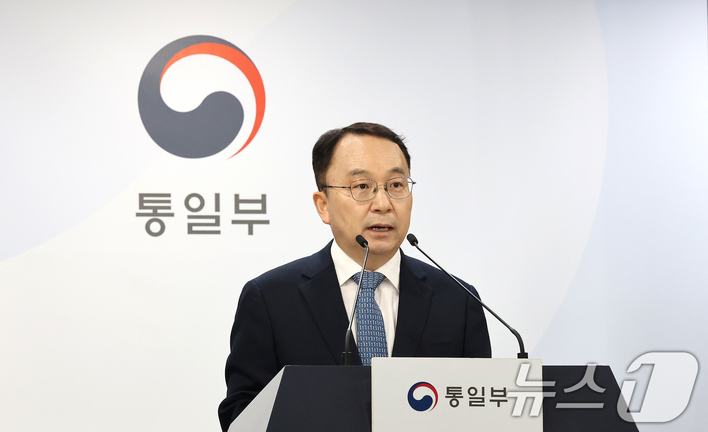 (서울=뉴스1) 임세영 기자 = 구병삼 통일부 대변인이 16일 서울 종로구 정부서울청사에서 열린 정례브리핑에서 납북자피해가족연합회 관련 질문에 답하고 있다. 2025.6.16/뉴스 …
