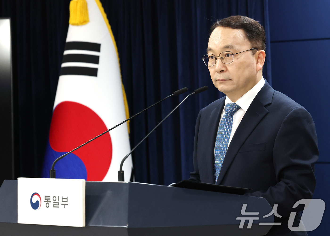 (서울=뉴스1) 임세영 기자 = 구병삼 통일부 대변인이 16일 서울 종로구 정부서울청사에서 열린 정례브리핑에서 납북자피해가족연합회 관련 질문에 답하고 있다. 2025.6.16/뉴스 …