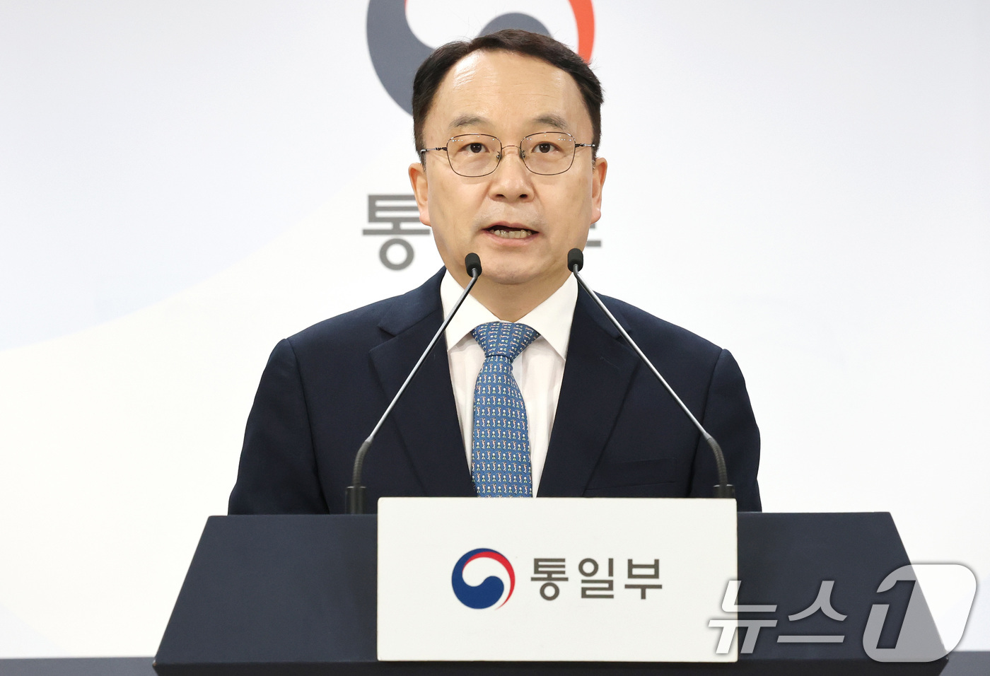(서울=뉴스1) 임세영 기자 = 구병삼 통일부 대변인이 16일 서울 종로구 정부서울청사에서 열린 정례브리핑에서 납북자피해가족연합회 관련 질문에 답하고 있다. 2025.6.16/뉴스 …