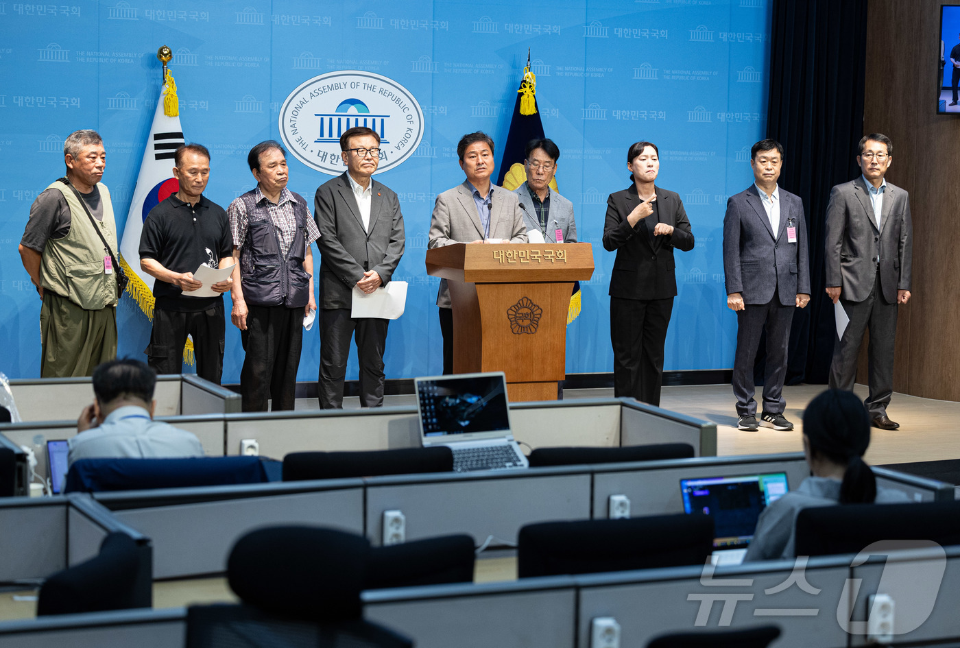 (서울=뉴스1) 이재명 기자 = 김영배 더불어민주당 의원이 16일 오전 서울 여의도 국회 소통관에서 삼청교육대 피해자 명예회복 및 보상에 관한 법률 개정 요구 기자회견을 하고 있다 …