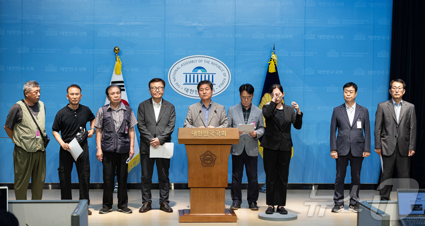 (서울=뉴스1) 이재명 기자 = 김영배 더불어민주당 의원이 16일 오전 서울 여의도 국회 소통관에서 삼청교육대 피해자 명예회복 및 보상에 관한 법률 개정 요구 기자회견을 하고 있다 …