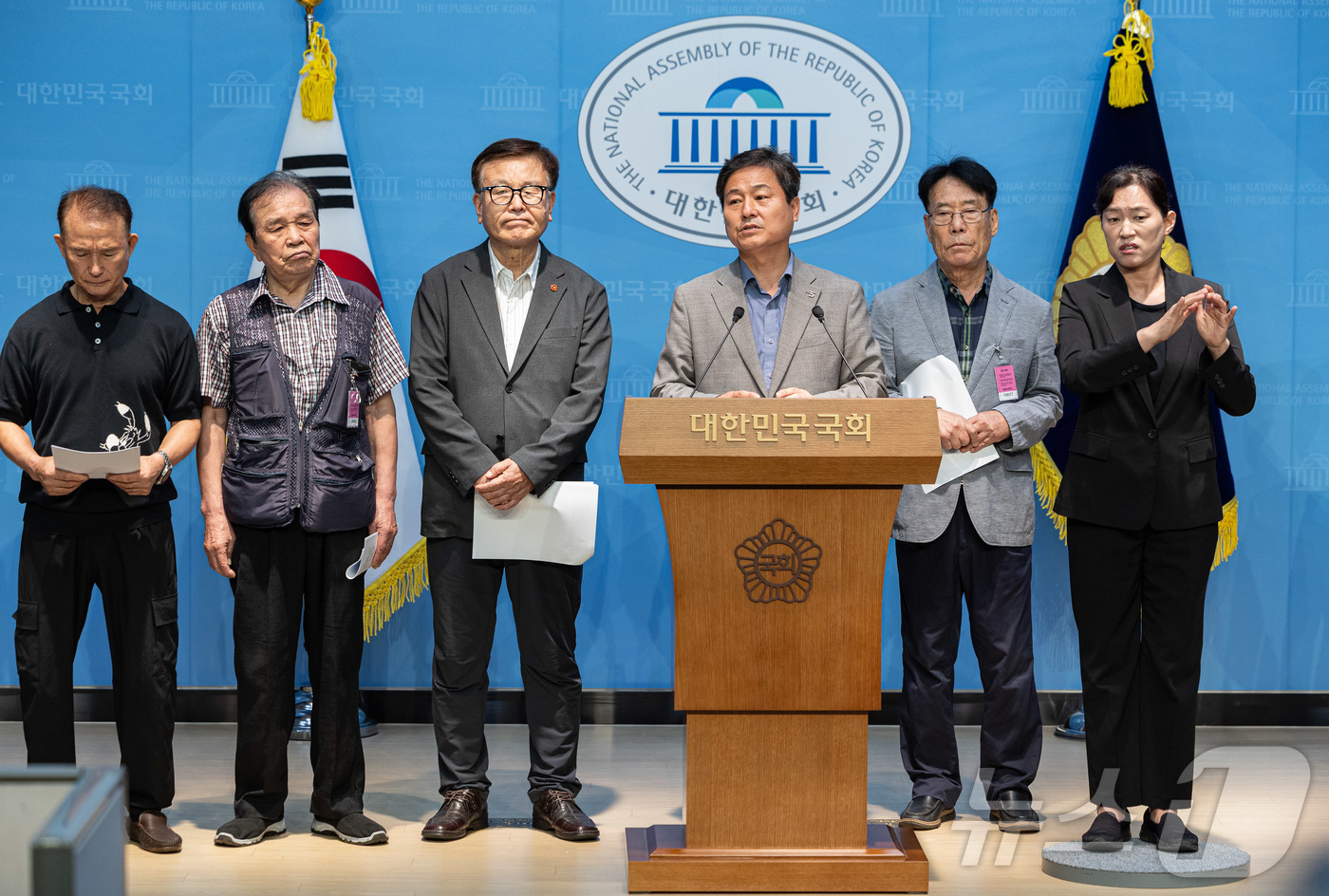 (서울=뉴스1) 이재명 기자 = 김영배 더불어민주당 의원이 16일 오전 서울 여의도 국회 소통관에서 삼청교육대 피해자 명예회복 및 보상에 관한 법률 개정 요구 기자회견을 하고 있다 …