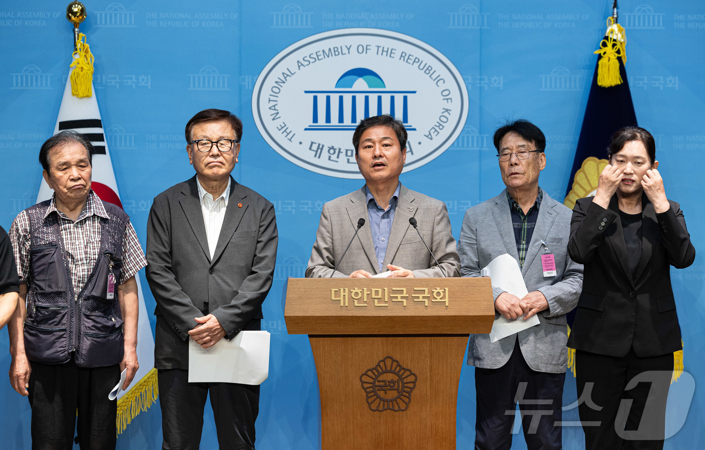 (서울=뉴스1) 이재명 기자 = 김영배 더불어민주당 의원이 16일 오전 서울 여의도 국회 소통관에서 삼청교육대 피해자 명예회복 및 보상에 관한 법률 개정 요구 기자회견을 하고 있다 …