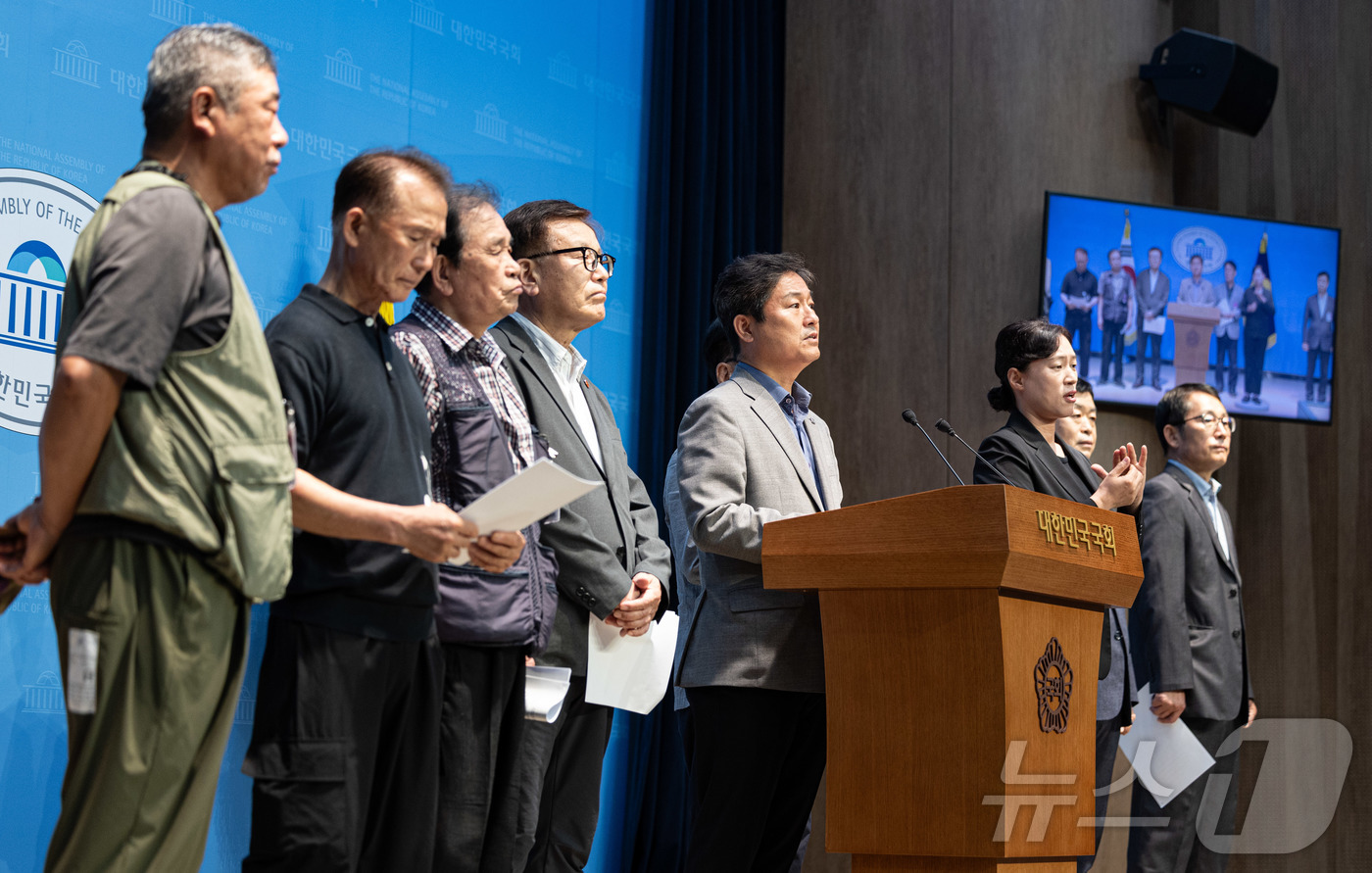 (서울=뉴스1) 이재명 기자 = 김영배 더불어민주당 의원이 16일 오전 서울 여의도 국회 소통관에서 삼청교육대 피해자 명예회복 및 보상에 관한 법률 개정 요구 기자회견을 하고 있다 …