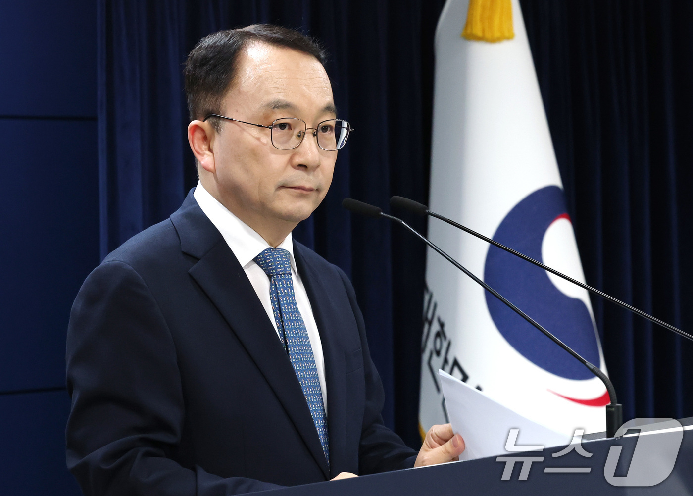 (서울=뉴스1) 임세영 기자 = 구병삼 통일부 대변인이 16일 서울 종로구 정부서울청사에서 열린 정례브리핑에서 납북자피해가족연합회 관련 질문에 답하고 있다. 2025.6.16/뉴스 …