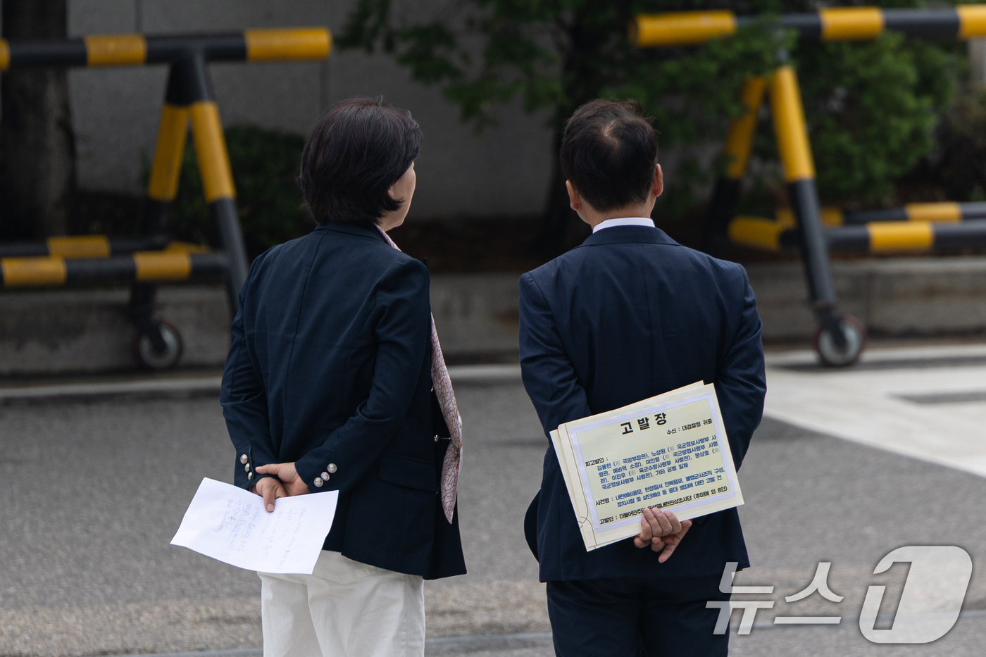 (서울=뉴스1) 이승배 기자 = 박선원 더불어민주당 내란진상조사단장 간사와 서영교 의원이 16일 오전 서울 서초구 대검찰청에서 김용현 전 국방부 장관, 여인형 전 국군방첩사령관, …