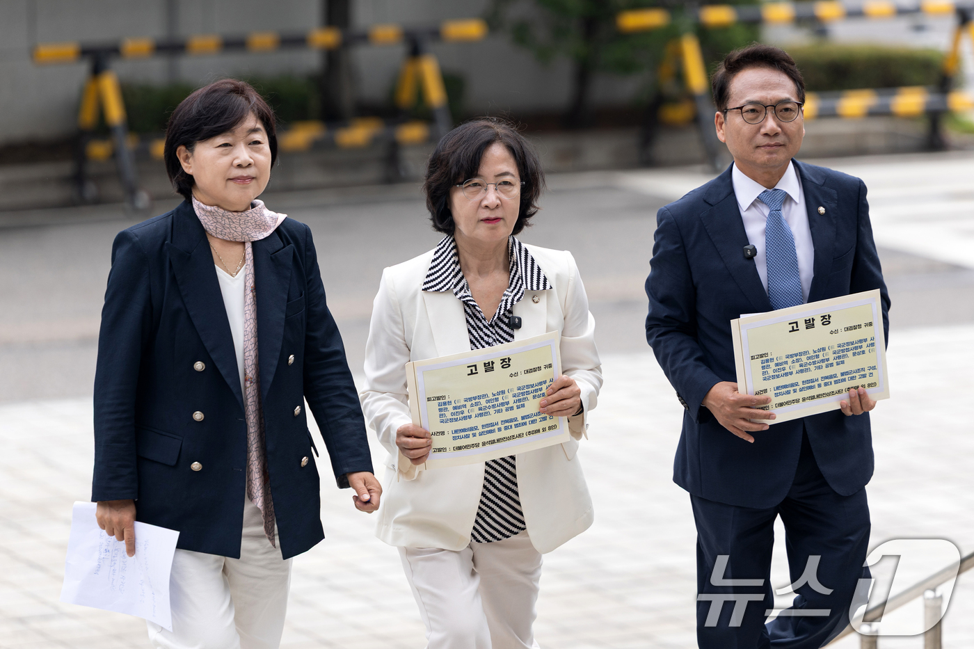 (서울=뉴스1) 이승배 기자 = 추미애 더불어민주당 내란진상조사단장, 서영교 의원, 박선원 간사가 16일 오전 서울 서초구 대검찰청에서 김용현 전 국방부 장관, 여인형 전 국군방첩 …