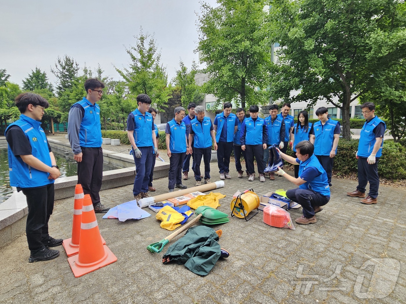 (대전=뉴스1) 김기태 기자 = 대전도시공사(사장 정국영) 환경에너지사업소가 여름철 집중호우와 태풍 등을 대비하기 위해 수방자재 점검과 장비 가동 훈련을 실시했다.이 날 환경에너지 …