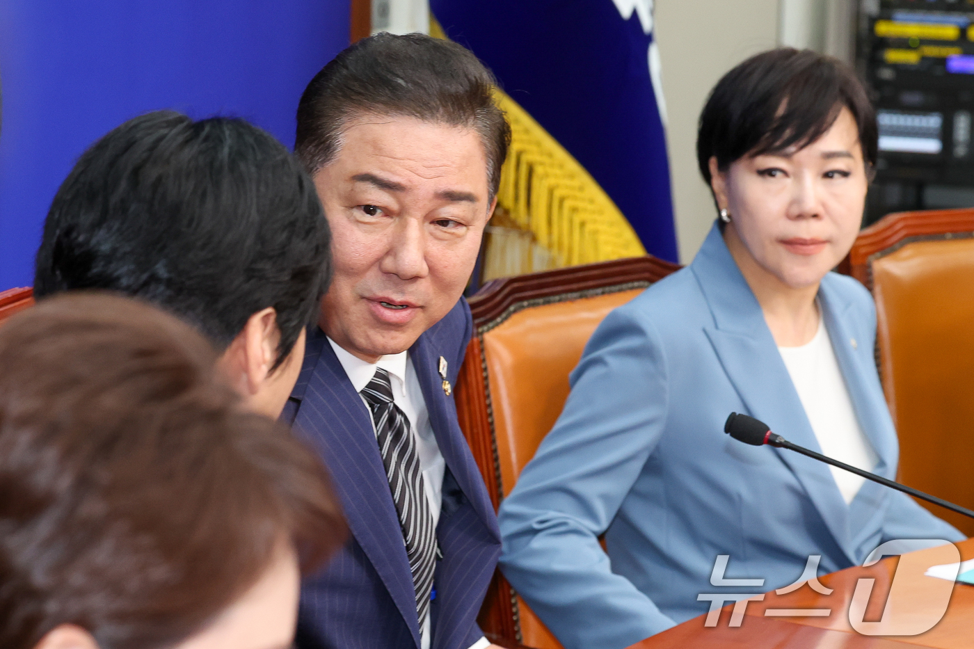 (서울=뉴스1) 안은나 기자 = 김병기 더불어민주당 대표 직무대행 겸 원내대표가 16일 오전 서울 여의도 국회에서 열린 최고위원회의에 참석해 한준호 최고위원과 대화하고 있다. 20 …