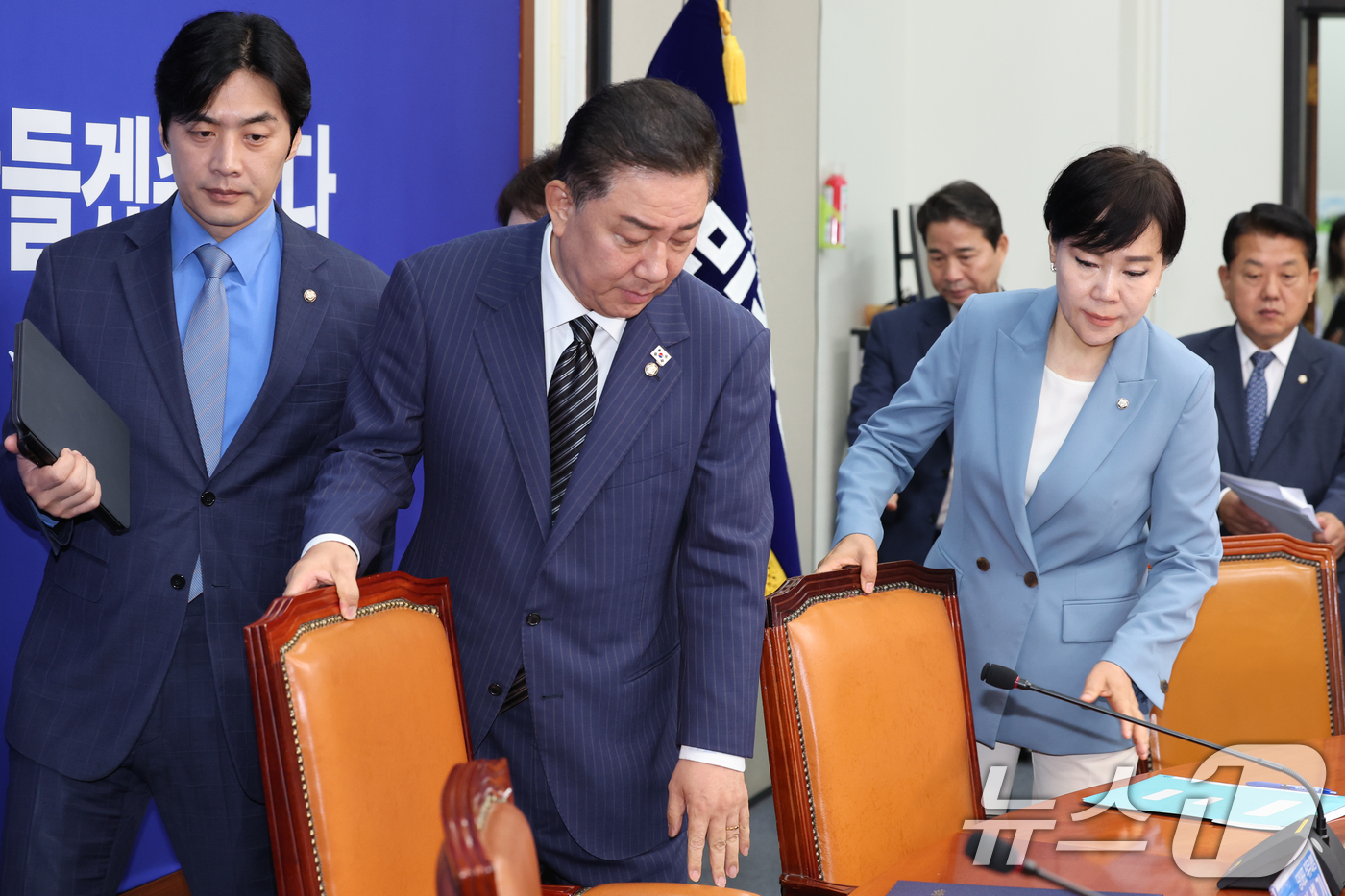 (서울=뉴스1) 안은나 기자 = 김병기 더불어민주당 대표 직무대행 겸 원내대표와 최고위원들이 16일 오전 서울 여의도 국회에서 열린 최고위원회의에 입장하고 있다. 2025.6.16 …