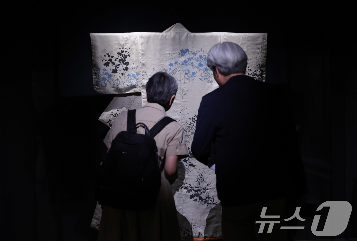 (서울=뉴스1) 박지혜 기자 = 16일 서울 용산구 국립중앙박물관 상설전시관에서 열린 한일 국교 정상화 60주년 기념 특별전 '일본미술, 네 가지 시선' 언론공개회에서 참석자들이 …