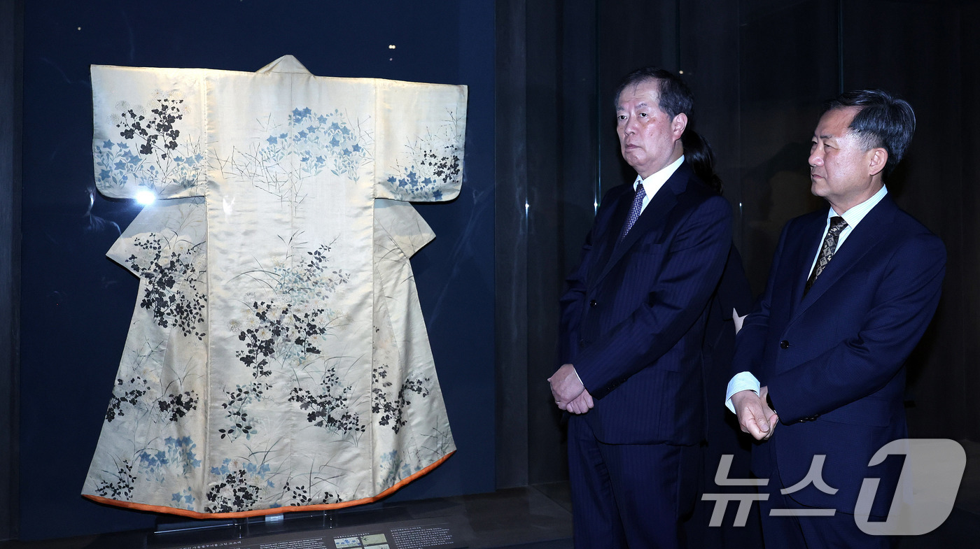 (서울=뉴스1) 박지혜 기자 = 김재홍 국립중앙박물관장과 후지와라 마코토 도쿄국립박물관장이 16일 서울 용산구 국립중앙박물관 상설전시관에서 열린 한일 국교 정상화 60주년 기념 특 …