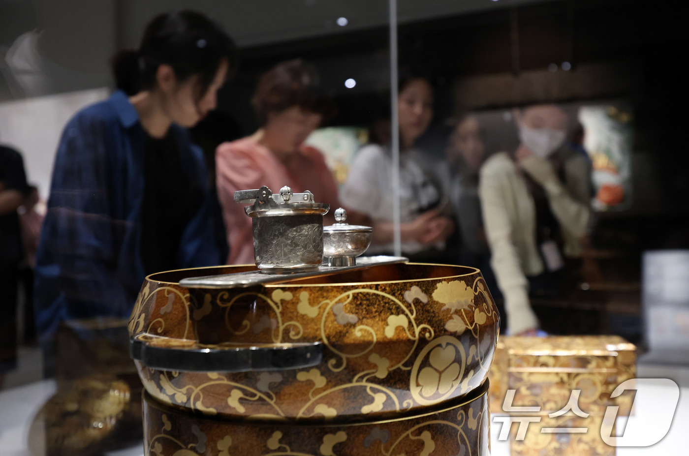 (서울=뉴스1) 박지혜 기자 = 16일 서울 용산구 국립중앙박물관 상설전시관에서 열린 한일 국교 정상화 60주년 기념 특별전 '일본미술, 네 가지 시선' 언론공개회에서 참석자들이 …