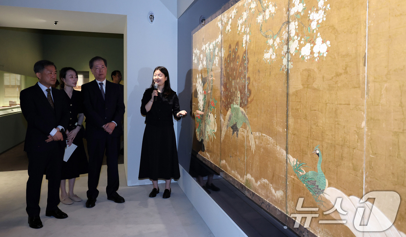 (서울=뉴스1) 박지혜 기자 = 김재홍 국립중앙박물관장과 후지와라 마코토 도쿄국립박물관장이 16일 서울 용산구 국립중앙박물관 상설전시관에서 열린 한일 국교 정상화 60주년 기념 특 …