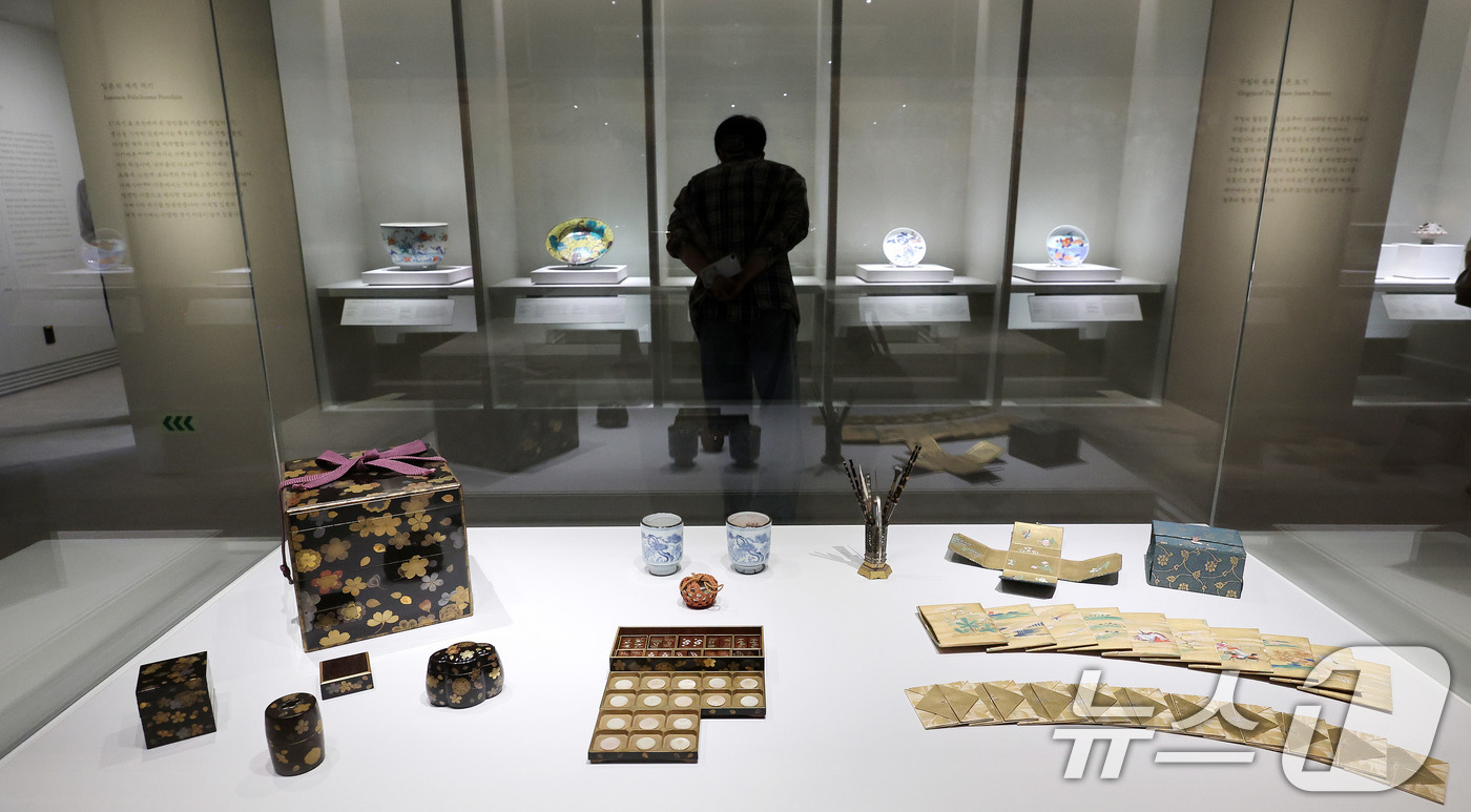 (서울=뉴스1) 박지혜 기자 = 16일 서울 용산구 국립중앙박물관 상설전시관에서 열린 한일 국교 정상화 60주년 기념 특별전 '일본미술, 네 가지 시선' 언론공개회에서 참석자가 전 …