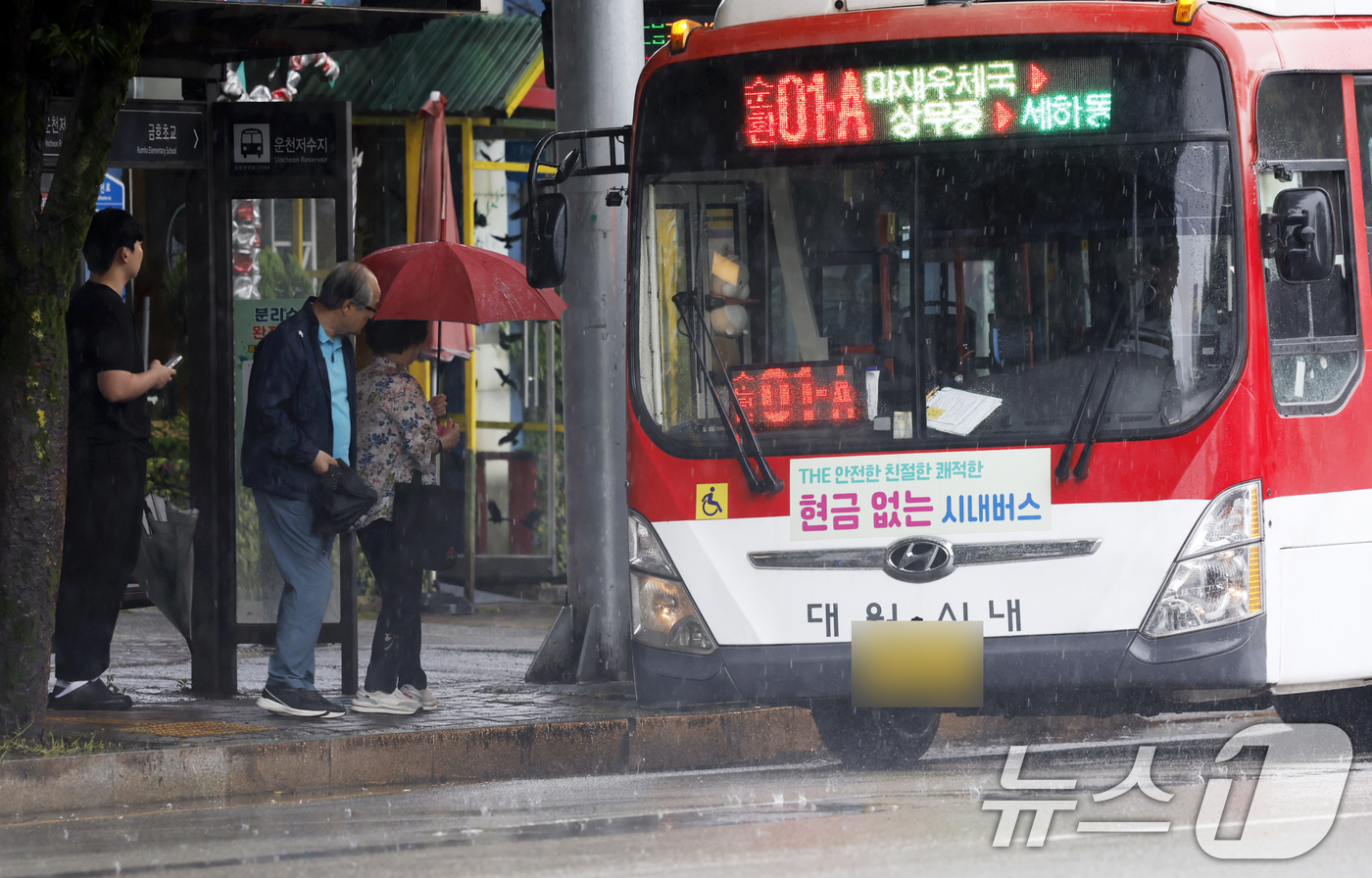 (광주=뉴스1) 김태성 기자 = 시내버스 파업이 9일째인 16일  광주시의 비상수송대책이 발표된가운데 서구 운천저수지 승강장에서 시민들이 버스를 타고 있다.  2025.6.16/뉴 …