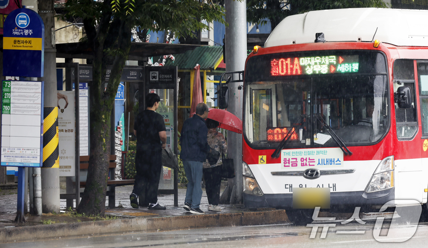 (광주=뉴스1) 김태성 기자 = 시내버스 파업이 9일째인 16일  광주시의 비상수송대책이 발표된 가운데 서구 운천저수지 승강장에서 시민들이 버스를 타고 있다.  2025.6.16/ …