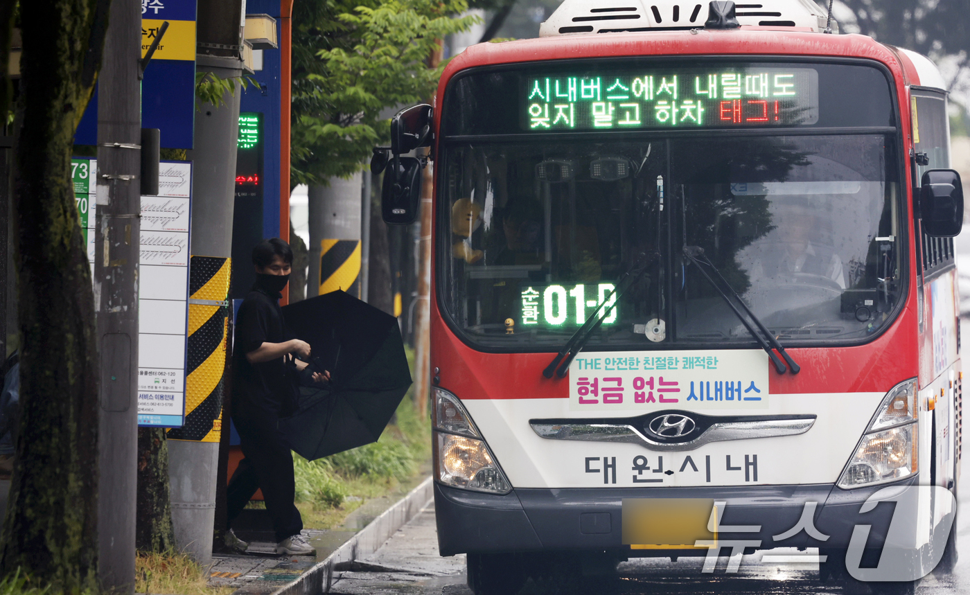 (광주=뉴스1) 김태성 기자 = 시내버스 파업이 9일째인 16일  광주시의 비상수송대책이 발표된 가운데 서구 운천저수지 승강장에서 시민들이 버스를 타고 있다.  2025.6.16/ …