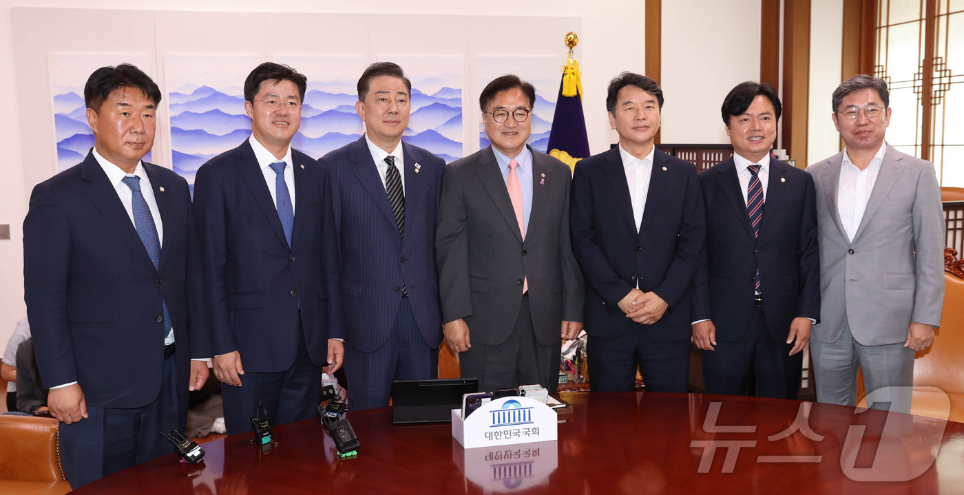 (서울=뉴스1) 김민지 기자 = 우원식 국회의장이 16일 오전 서울 여의도 국회의장실을 예방한 김병기 더불어민주당 신임 원내대표 및 원내대표단과 기념촬영을 하고 있다. (공동취재) …