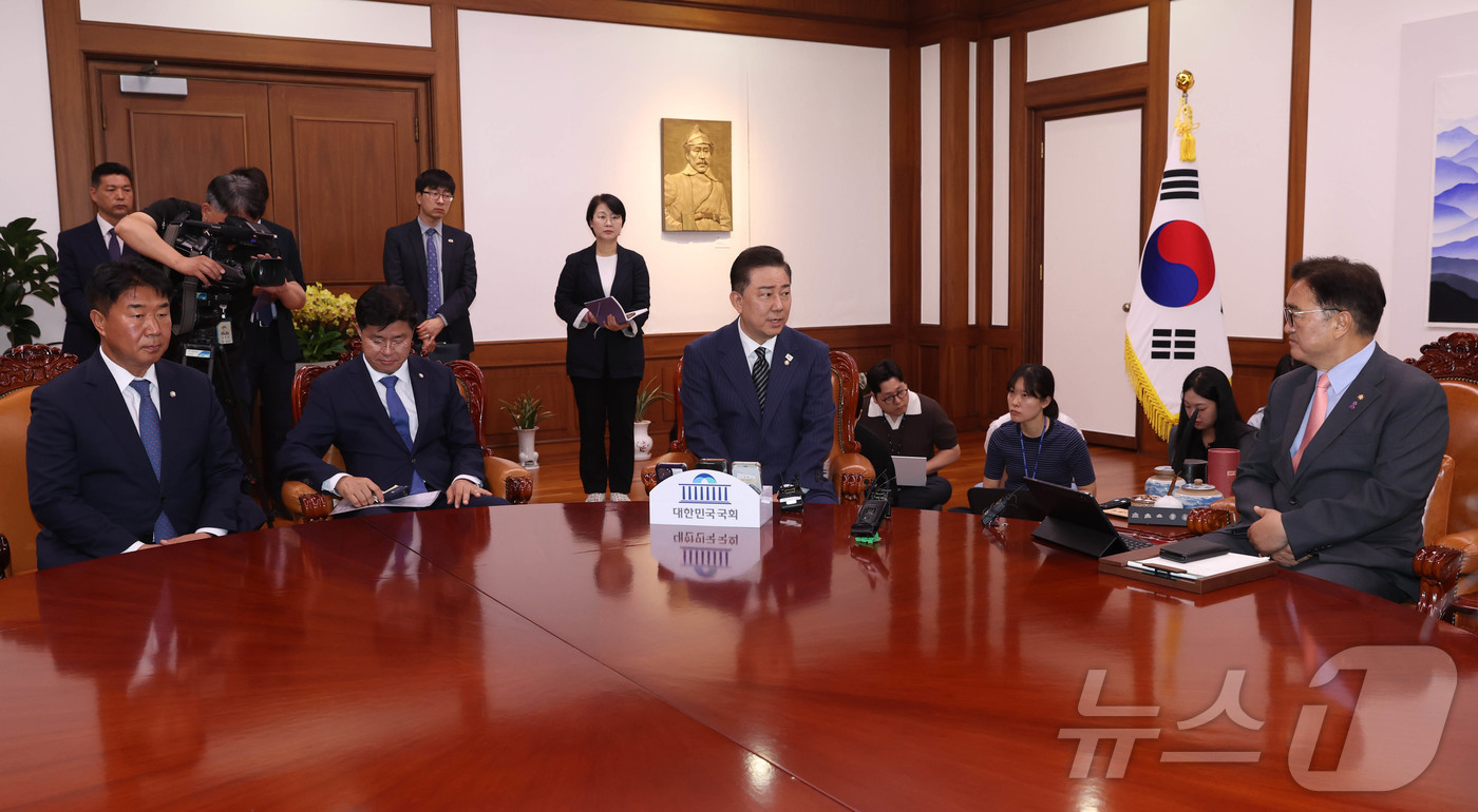 (서울=뉴스1) 김민지 기자 = 김병기 더불어민주당 신임 원내대표가 16일 오전 서울 여의도 국회에서 우원식 국회의장을 예방, 발언하고 있다. (공동취재) 2025.6.16/뉴스1 …