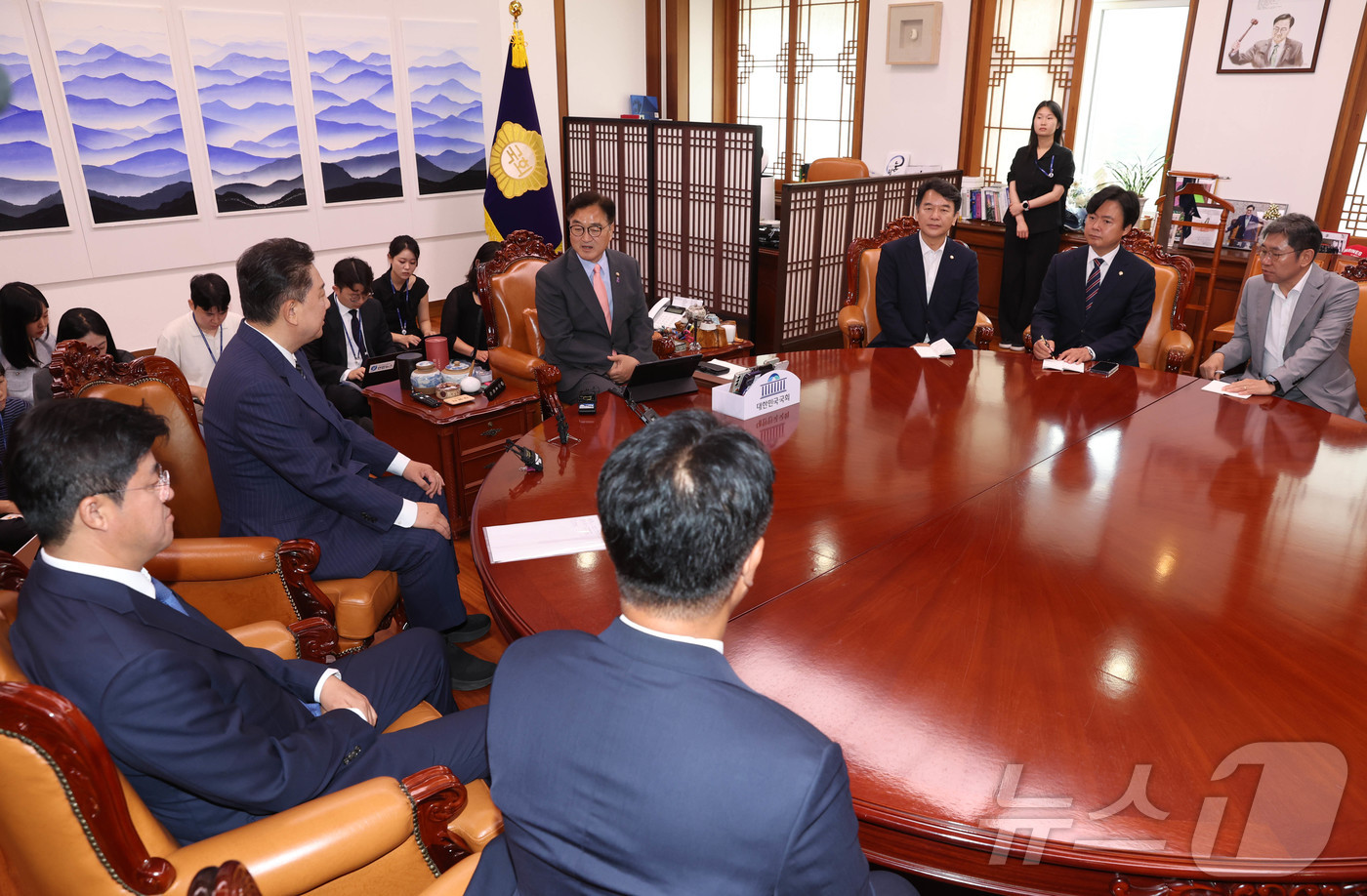 (서울=뉴스1) 김민지 기자 = 우원식 국회의장이 16일 오전 서울 여의도 국회의장실에서 김병기 더불어민주당 신임 원내대표를 접견, 발언하고 있다. (공동취재)  2025.6.16 …