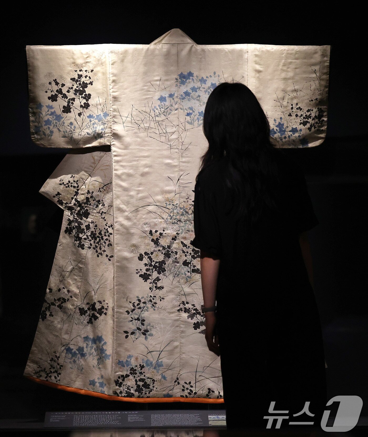 본문 이미지 - 16일 서울 용산구 국립중앙박물관 상설전시관에서 열린 한일 국교 정상화 60주년 기념 특별전 &#39;일본미술, 네 가지 시선&#39; 언론공개회에서 참석자가 가을풀무니 고소데를 살펴보고 있다. &#39;가을풀무늬 고소데&#40;소맷부리가 짧은 기모노&#41;&#39;는 일본 장식 화풍의 대가로 알려진 에도 시대의 화가 오가타 고린이 직접 가을풀무늬를 그려 넣은 옷으로, 도쿄국립박물관의 대표 전시품이다. 2025.6.16/뉴스1 ⓒ News1 박지혜 기자