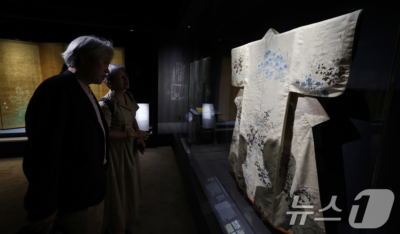 (서울=뉴스1) 박지혜 기자 = 16일 서울 용산구 국립중앙박물관 상설전시관에서 열린 한일 국교 정상화 60주년 기념 특별전 '일본미술, 네 가지 시선' 언론공개회에서 참석자들이 …