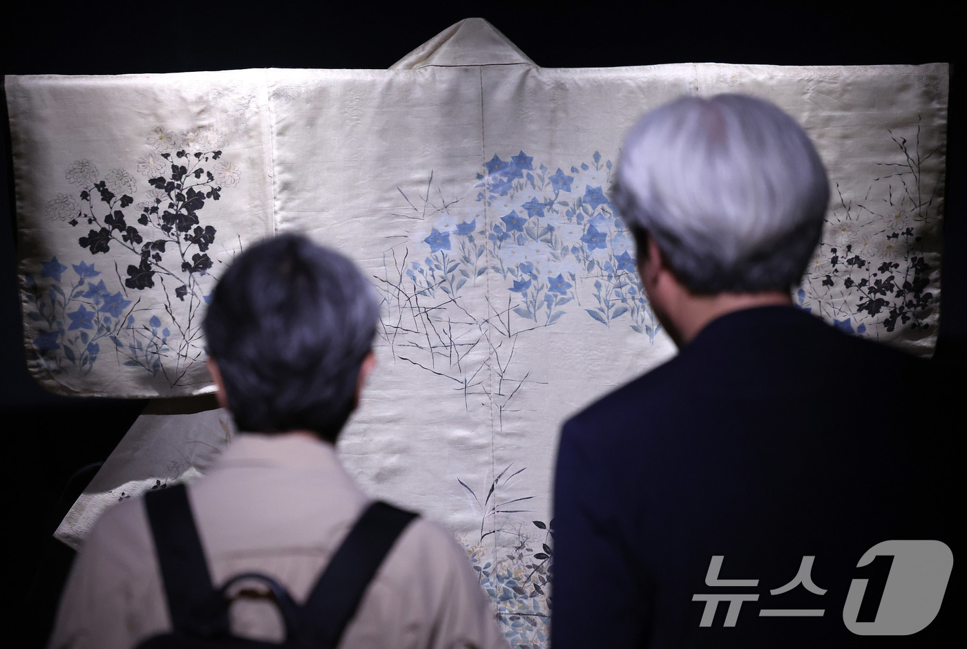 (서울=뉴스1) 박지혜 기자 = 16일 서울 용산구 국립중앙박물관 상설전시관에서 열린 한일 국교 정상화 60주년 기념 특별전 '일본미술, 네 가지 시선' 언론공개회에서 참석자들이 …