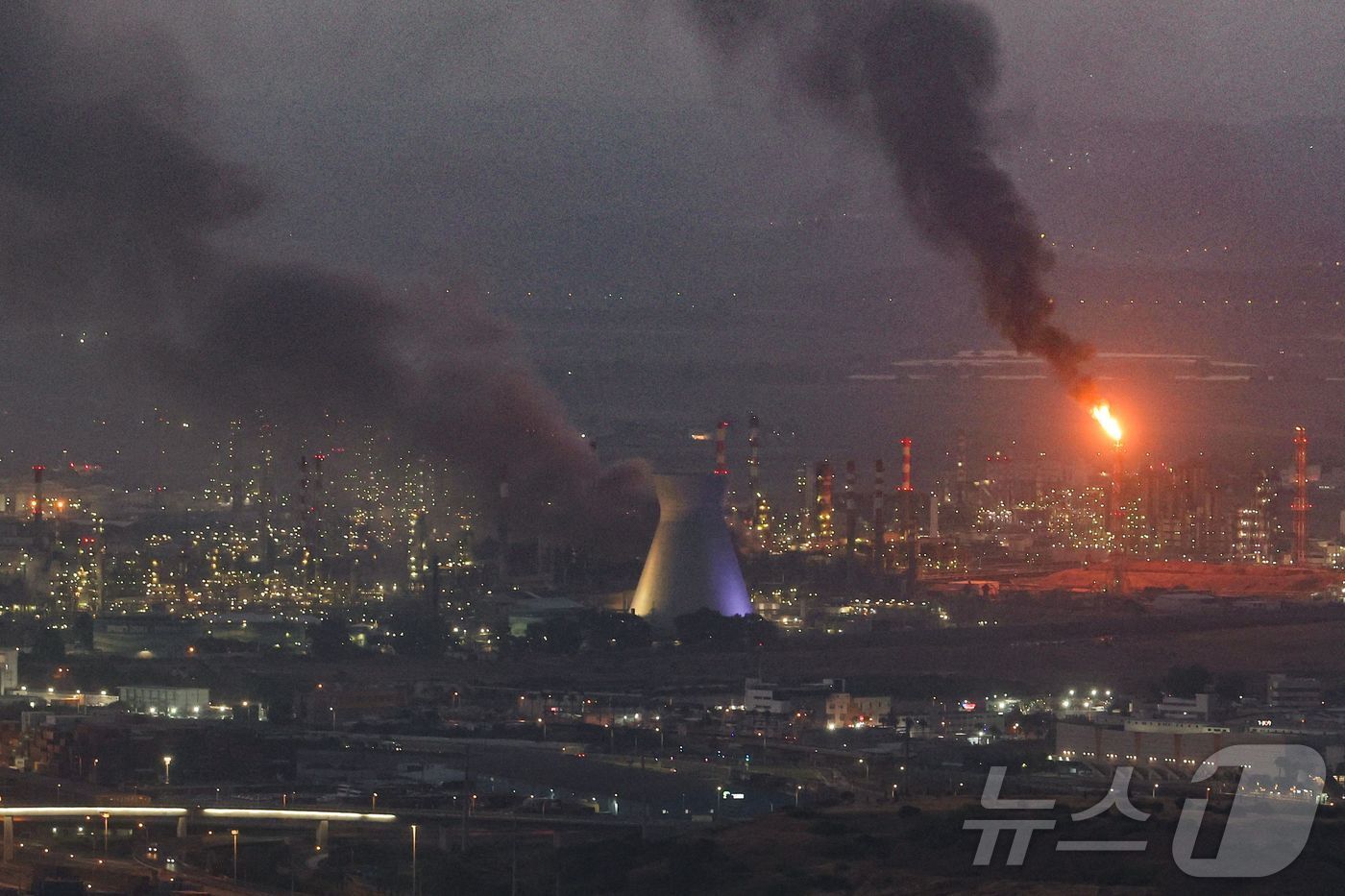 본문 이미지 - 16일&#40;현지시간&#41; 이스라엘 예루살렘이 이란의 미사일 공격을 받고 있다. ⓒ AFP=뉴스1