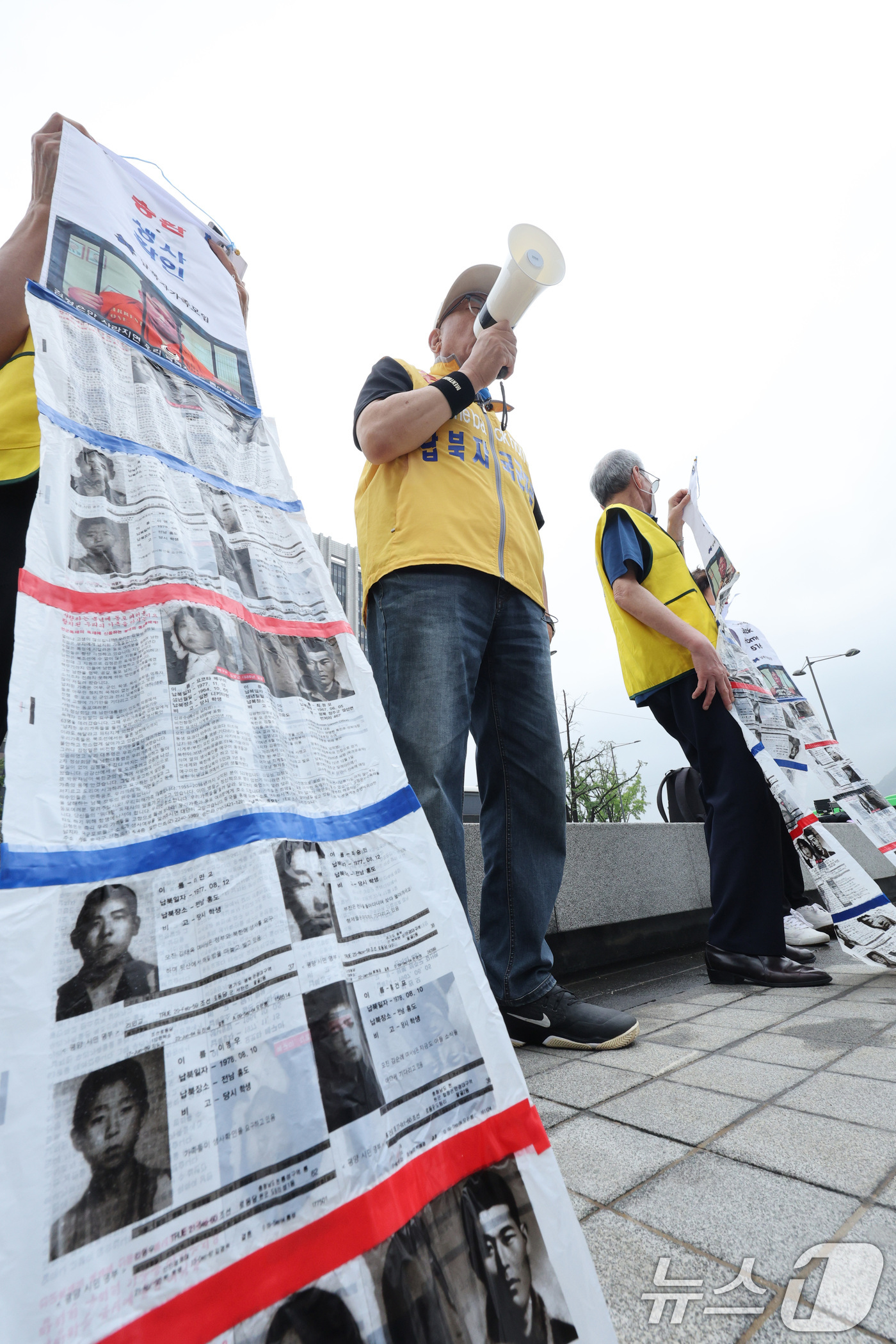 (서울=뉴스1) 신웅수 기자 = 최성룡 납북자가족모임 대표가 16일 서울 종로구 정부서울청사 앞에서 대북전단 살포 관련 기자회견을 하고 있다.납북자가족모임은 정부가 납북자 생사확인 …