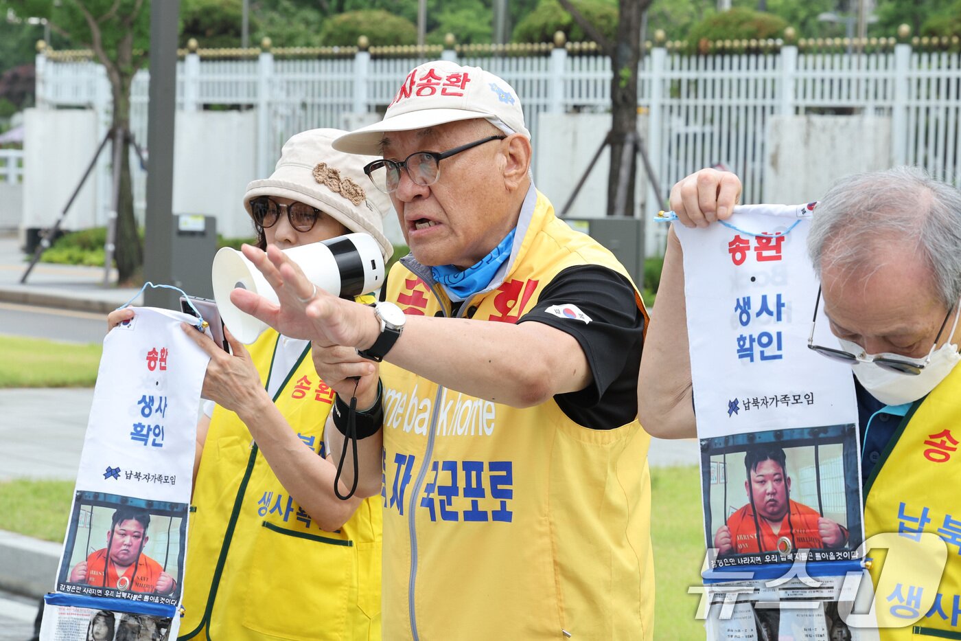 본문 이미지 - 최성룡 납북자가족모임 대표가 16일 서울 종로구 정부서울청사 앞에서 대북전단 살포 관련 기자회견을 하고 있다. 납북자가족모임은 정부가 납북자 생사확인을 하지 못하고 있기 때문에 북한에 납치된 가족 소식지 보내기 활동을 한 것이라며 답변이 올때까지 소식지를 보낼 것이라고 밝혔다. 2025.6.16/뉴스1 ⓒ News1 신웅수 기자