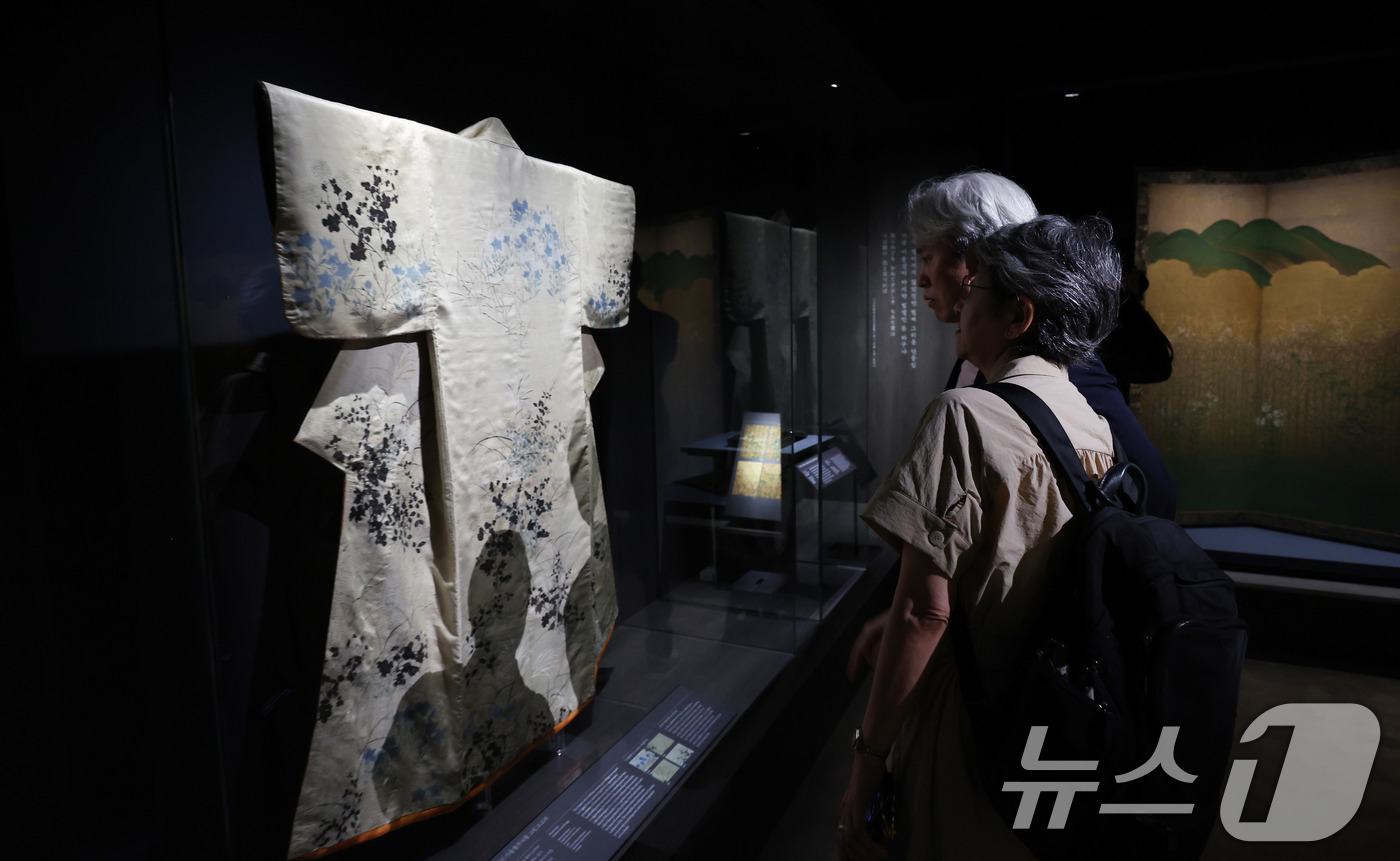 (서울=뉴스1) 박지혜 기자 = 16일 서울 용산구 국립중앙박물관 상설전시관에서 열린 한일 국교 정상화 60주년 기념 특별전 '일본미술, 네 가지 시선' 언론공개회에서 참석자들이 …