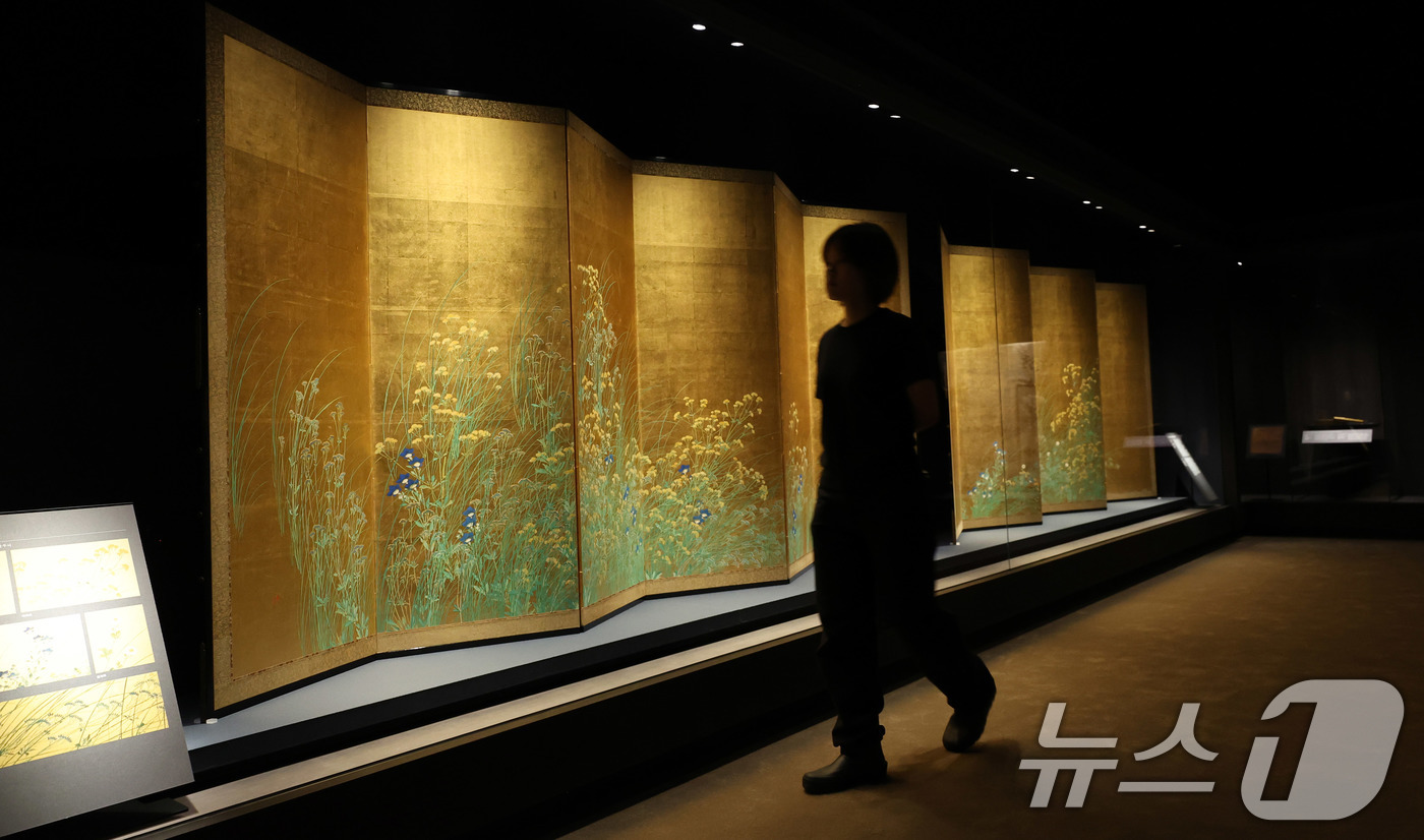 (서울=뉴스1) 박지혜 기자 = 16일 서울 용산구 국립중앙박물관 상설전시관에서 열린 한일 국교 정상화 60주년 기념 특별전 '일본미술, 네 가지 시선' 언론공개회에서 참석자가 전 …