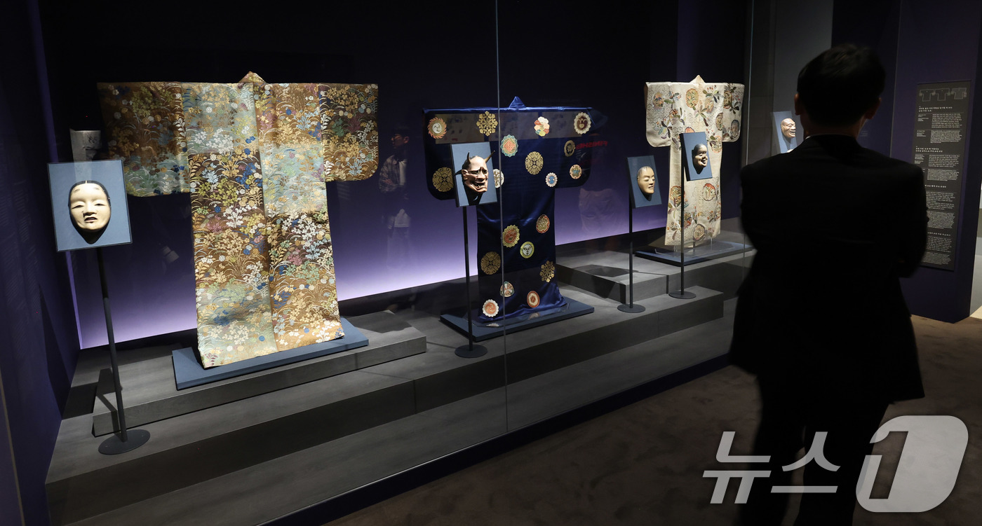 (서울=뉴스1) 박지혜 기자 = 16일 서울 용산구 국립중앙박물관 상설전시관에서 열린 한일 국교 정상화 60주년 기념 특별전 '일본미술, 네 가지 시선' 언론공개회에서 참석자가 전 …